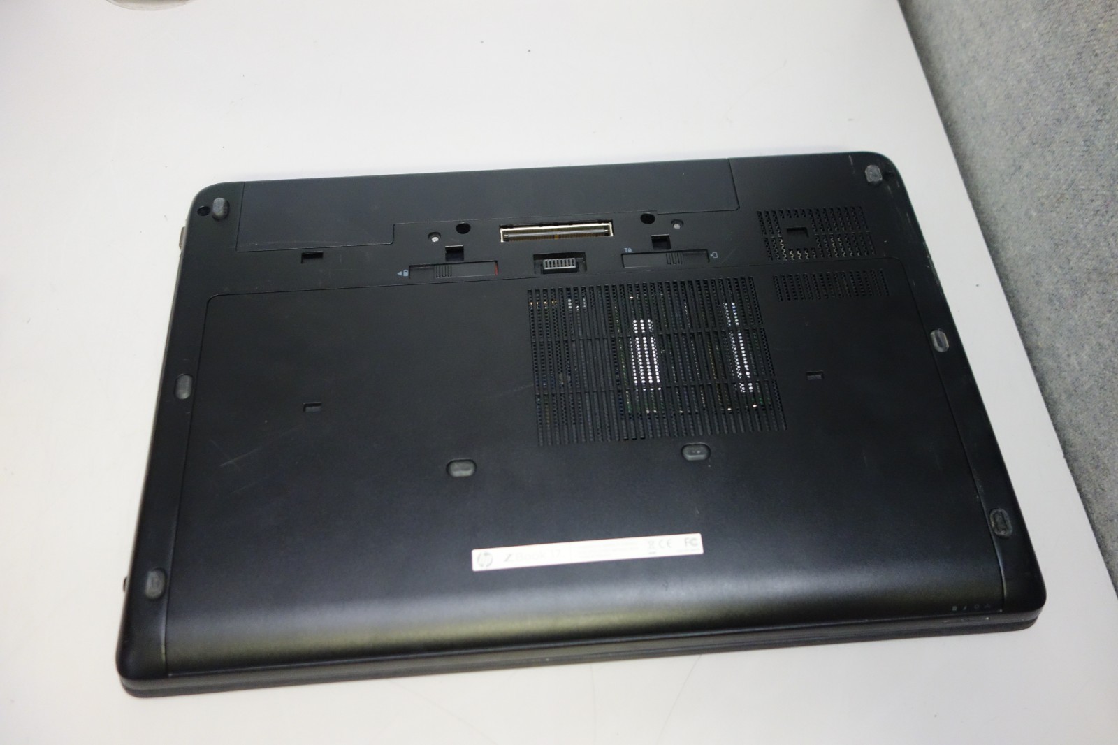 HP ZBook 17 17.3″ i5-4300M 2.6GHz 16GB/320GB [No OS] Laptop + AC