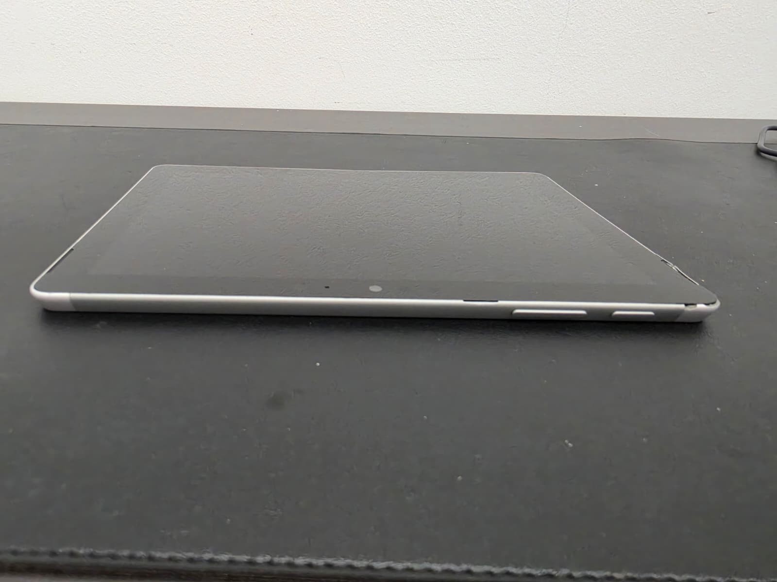 Microsoft Surface Go Pentium 4415Y 4GB Ram 64GB SSD Win 11 Pro ***READ***