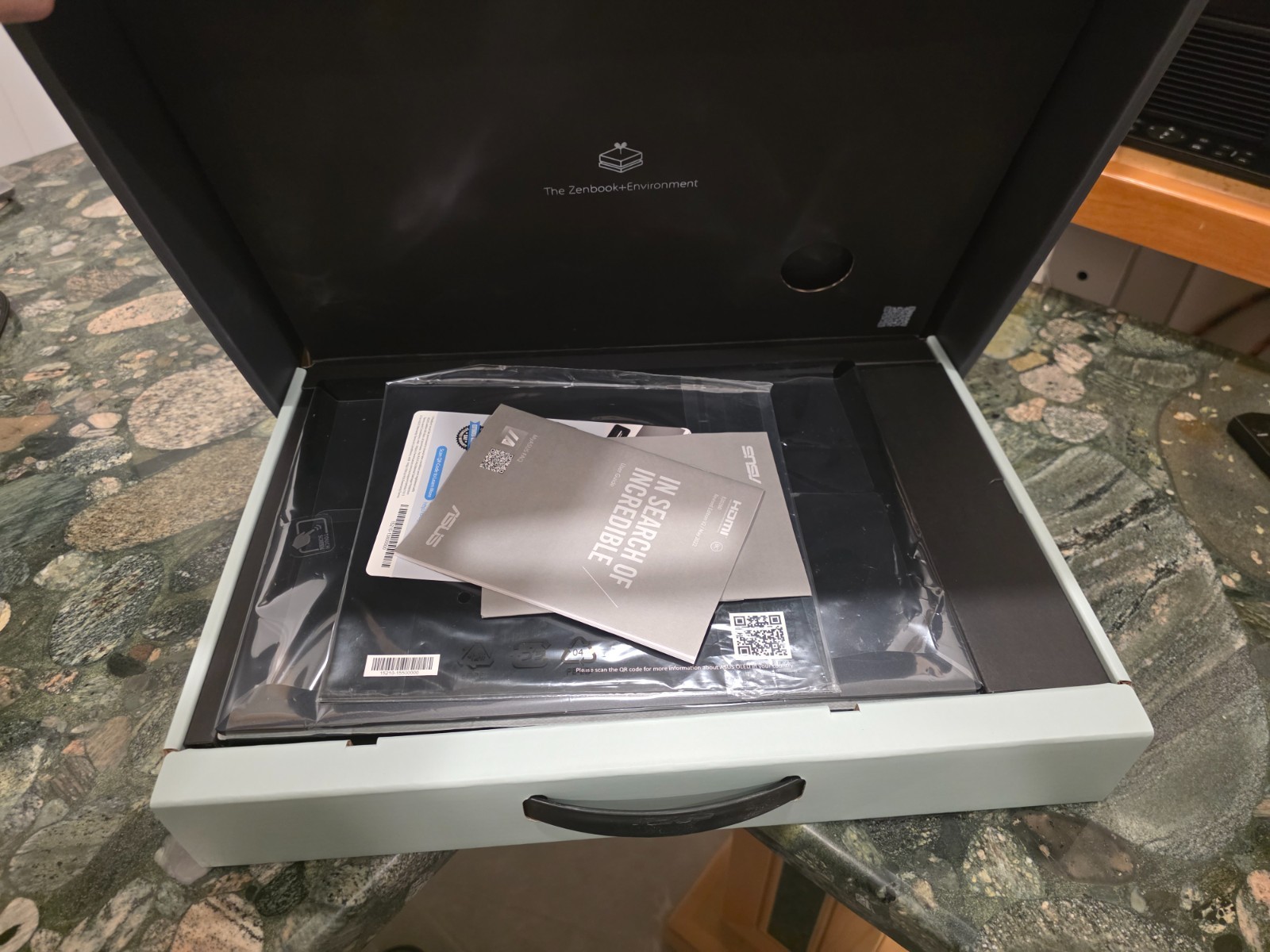Asus Zenbook 14 OLED Touch (UM3402, 1T SS 990 Pro SSD, 16G RAM AMD Ryzen 7 7730U