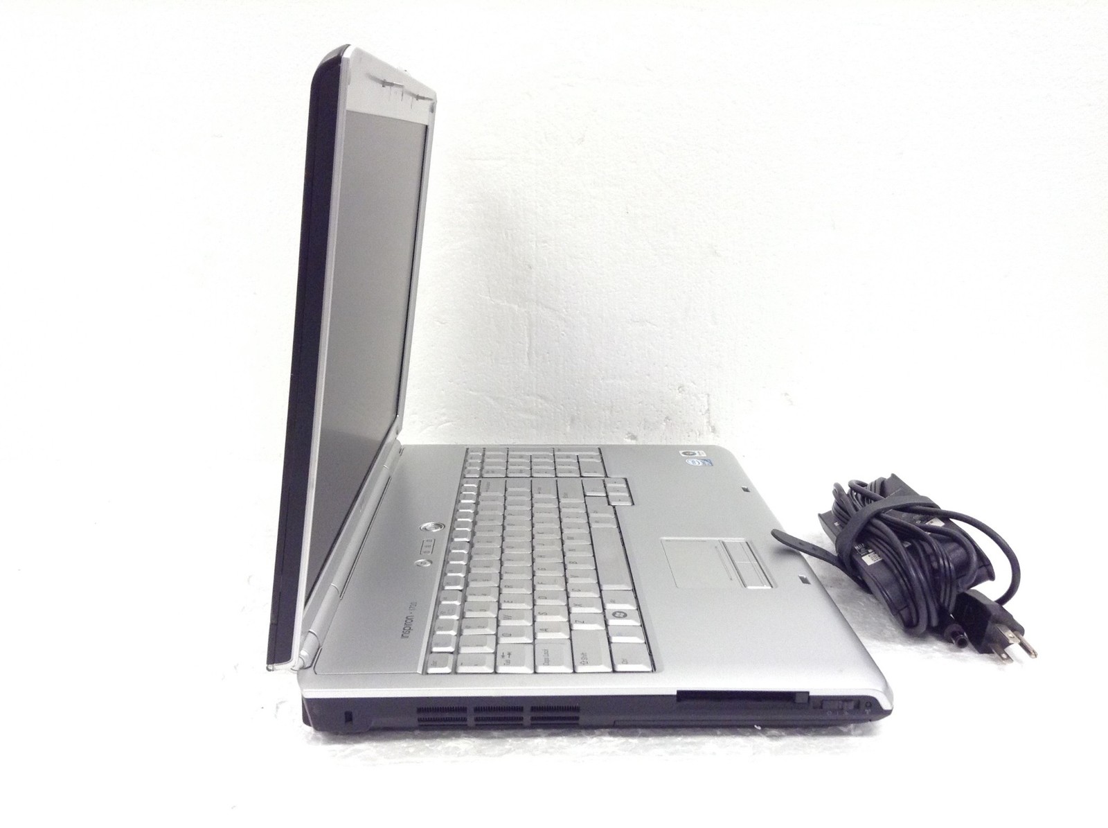 Dell Inspiron 1720 17″ Intel Core 2 Duo 2.0GHz Laptop w/2GB,DVD-RW, No HD, WORKS