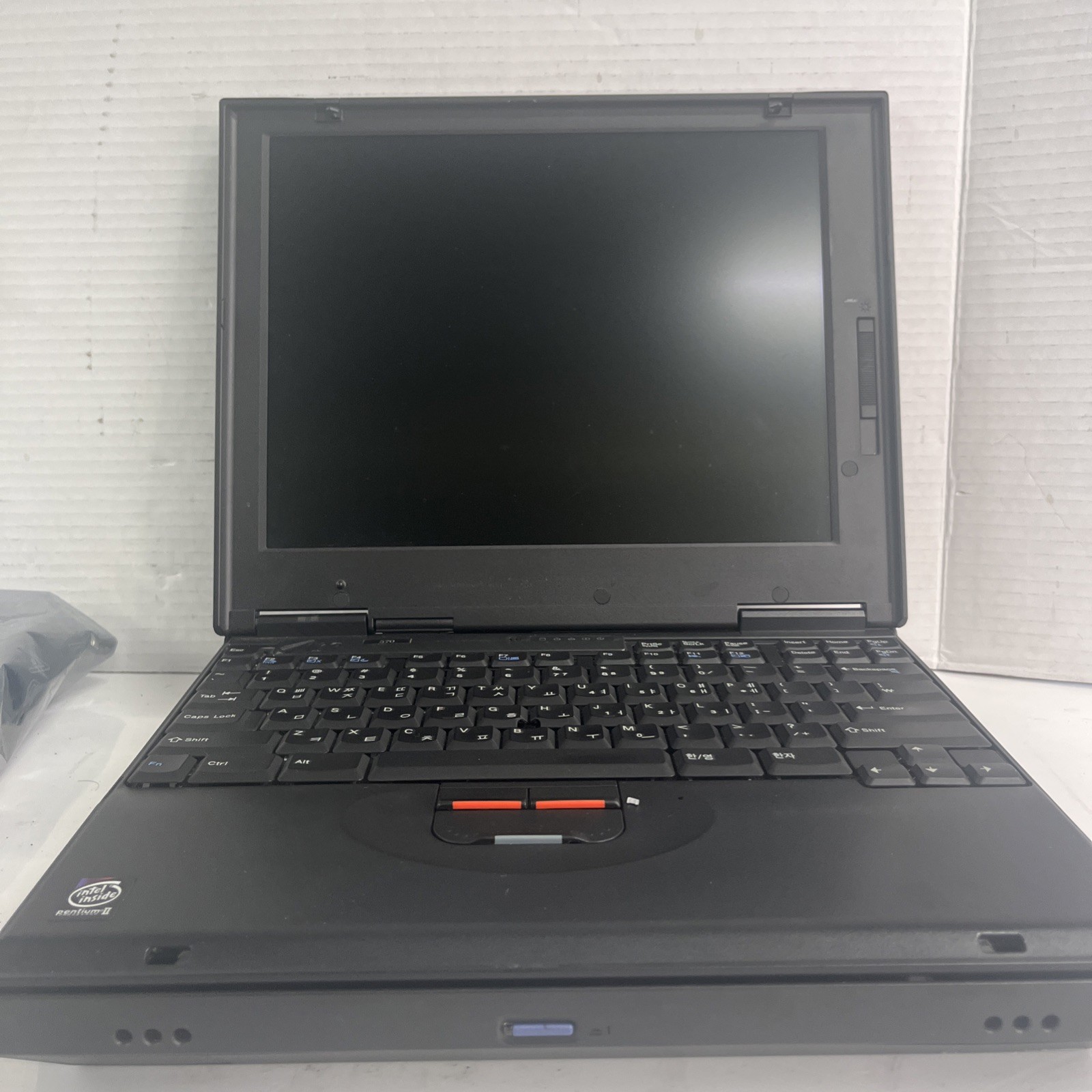 VINTAGE IBM ThinkPad 570 13″ Intel Pentium 2 + DOCKING STATION