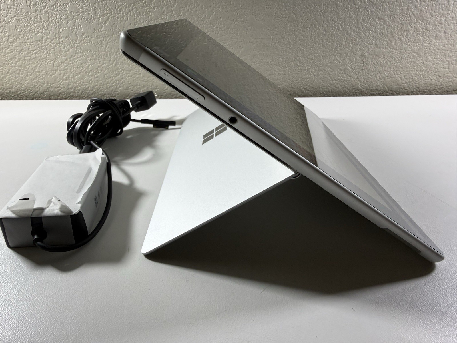 Microsoft Surface Pro 8 (1982) i5-1145G7 – 16GB RAM – 256GB 120Hz – Win 11 Pro