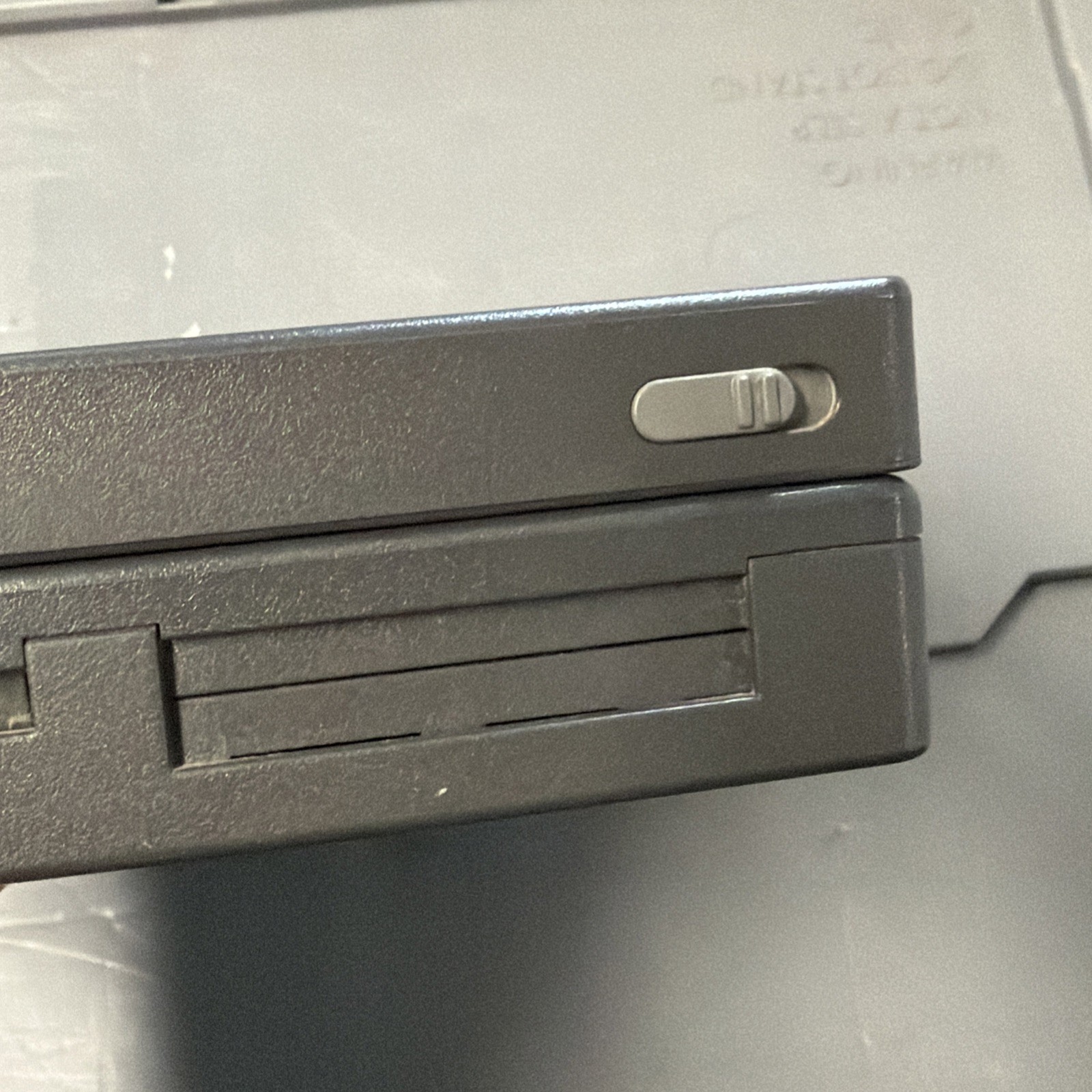 COMPAQ CONTURA 400CX 8.5″ VINTAGE PC LAPTOP SOLD AS-IS (POWERS ON)