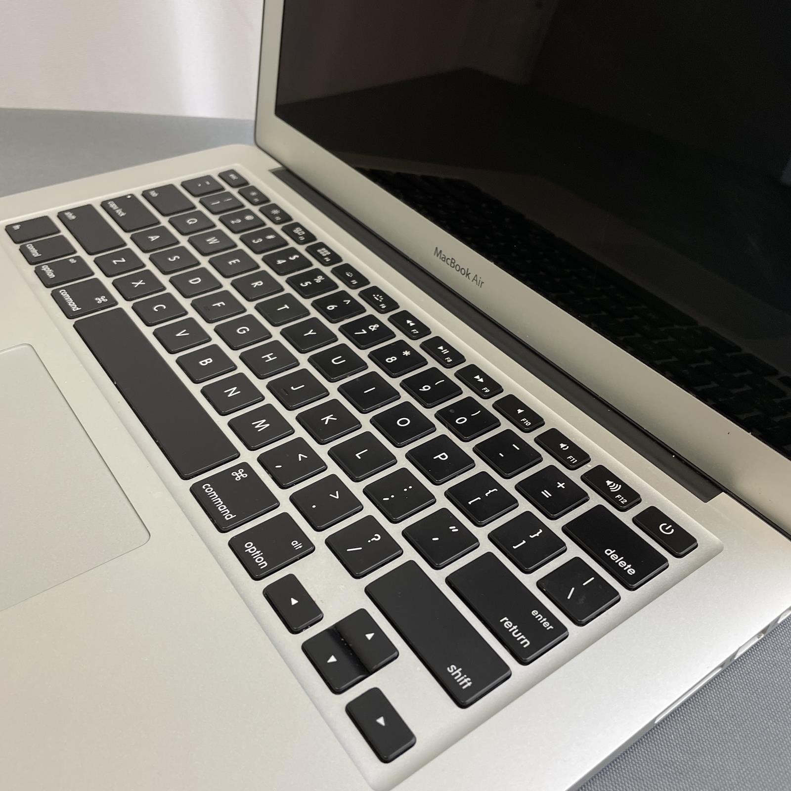 APPLE MacBook Air A1466 13 in 2017, Core i5, 8GB RAM, 256GB SSD | 300 Cycles