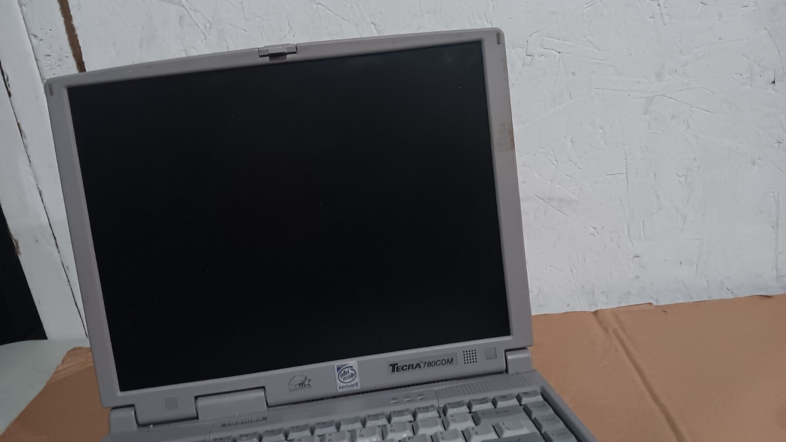 Vintage Retro Toshiba Tecra 780CDM Laptop Intel P2 @ 266 MHz 13.3″ LCD Screen CD