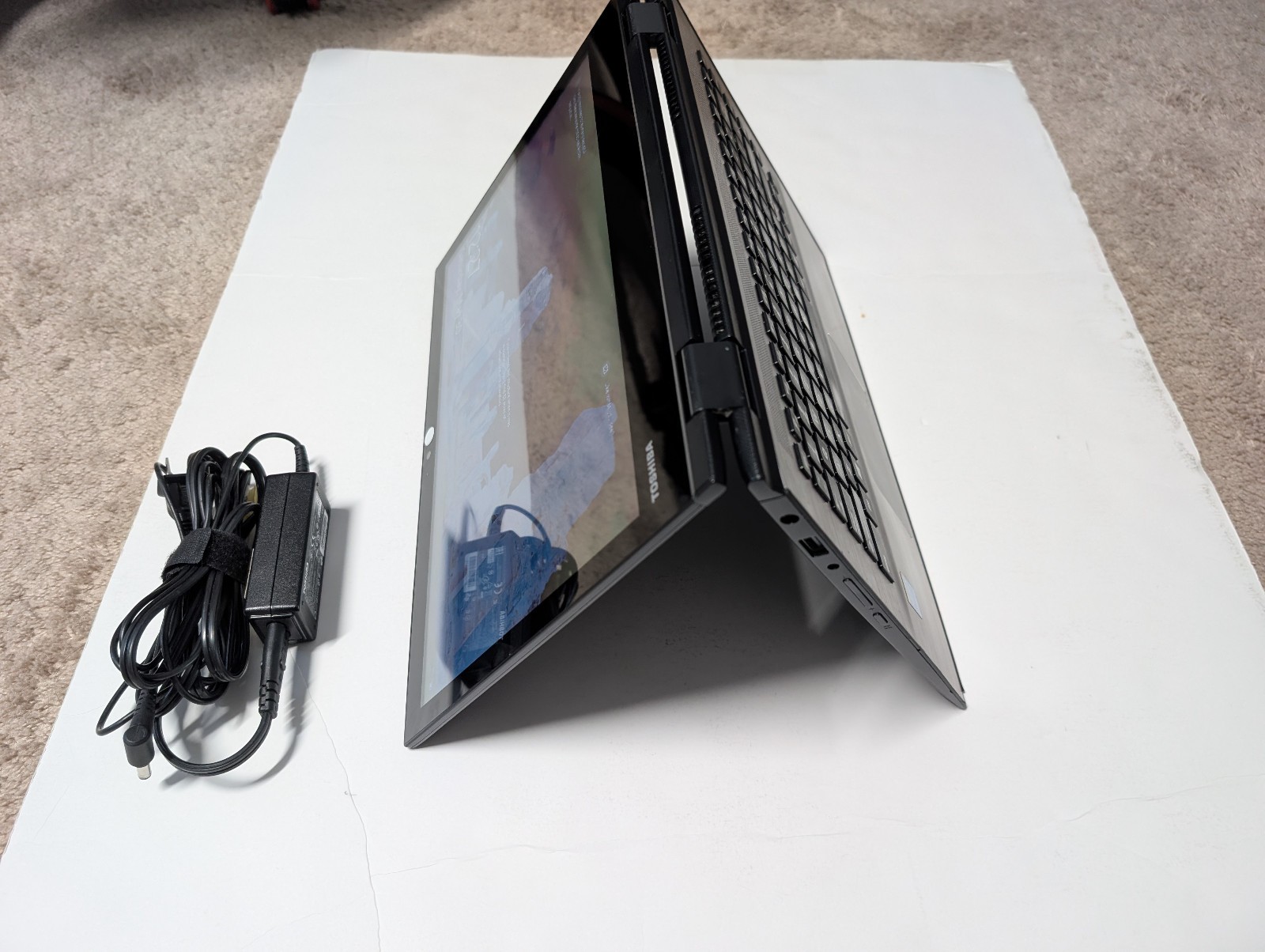 Toshiba Satellite E45W Touchscreen Laptop Intel i3-5015u 8GB RAM 250GB HDD Win10