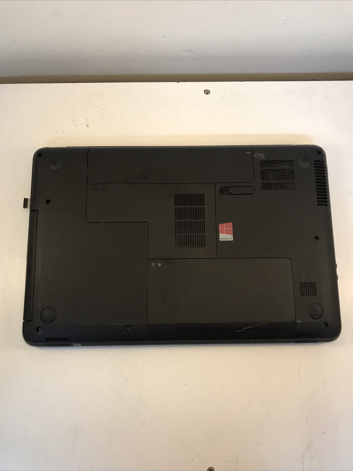 HP 2000 Notebook AMD E-300 APU Radeon HD 1.30GHz 4GB Ram No HDD Boot to BIOS