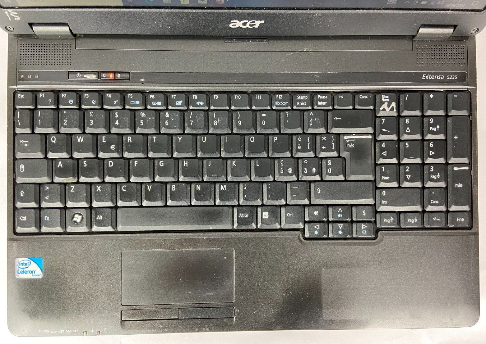 Acer Extensa 5235 Notebook PC Celeron T3300 4gb ram 240gb SSD VGA DVD Windows 10