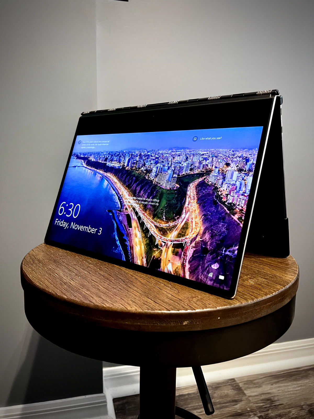 Lenovo Yoga 910 16GB RAM 1TB 13.9in. 2.7GHz Convertible 2-in-1 PC Signature Edit
