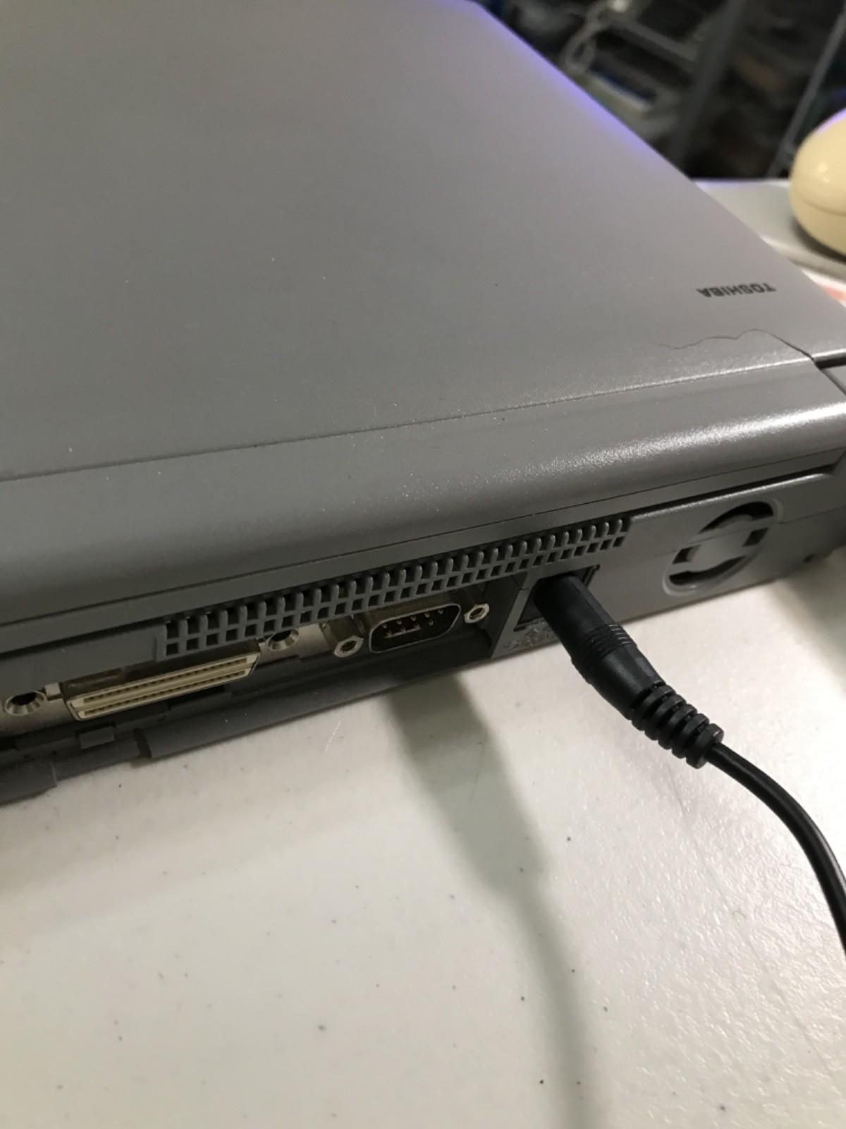 TOSHIBA PORTEGE 610CT LAPTOP/CHARGER/EXTRA BATTERY/EXTRA FLOPPY DRIVE/BOOKLETS