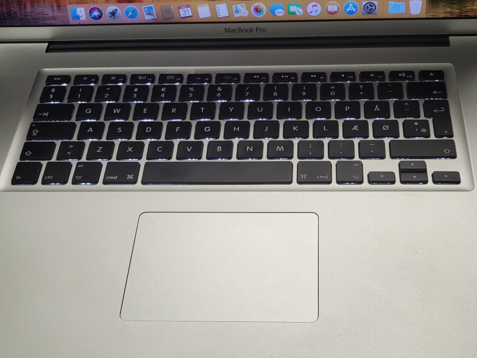 UPGRADED APPLE MacBook Pro 17” Core i7 TURBO 3.5GHz 16GB 4TB SSD 3 YEAR WARNY