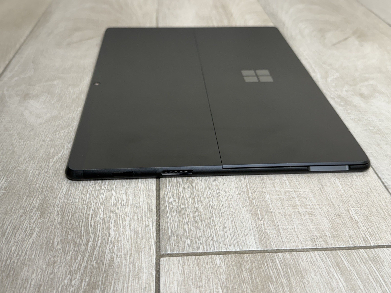 Microsoft Surface Pro x 1876 SQ1 CPU (8GB Ram 256GB SSD) Windows 11 Home Black