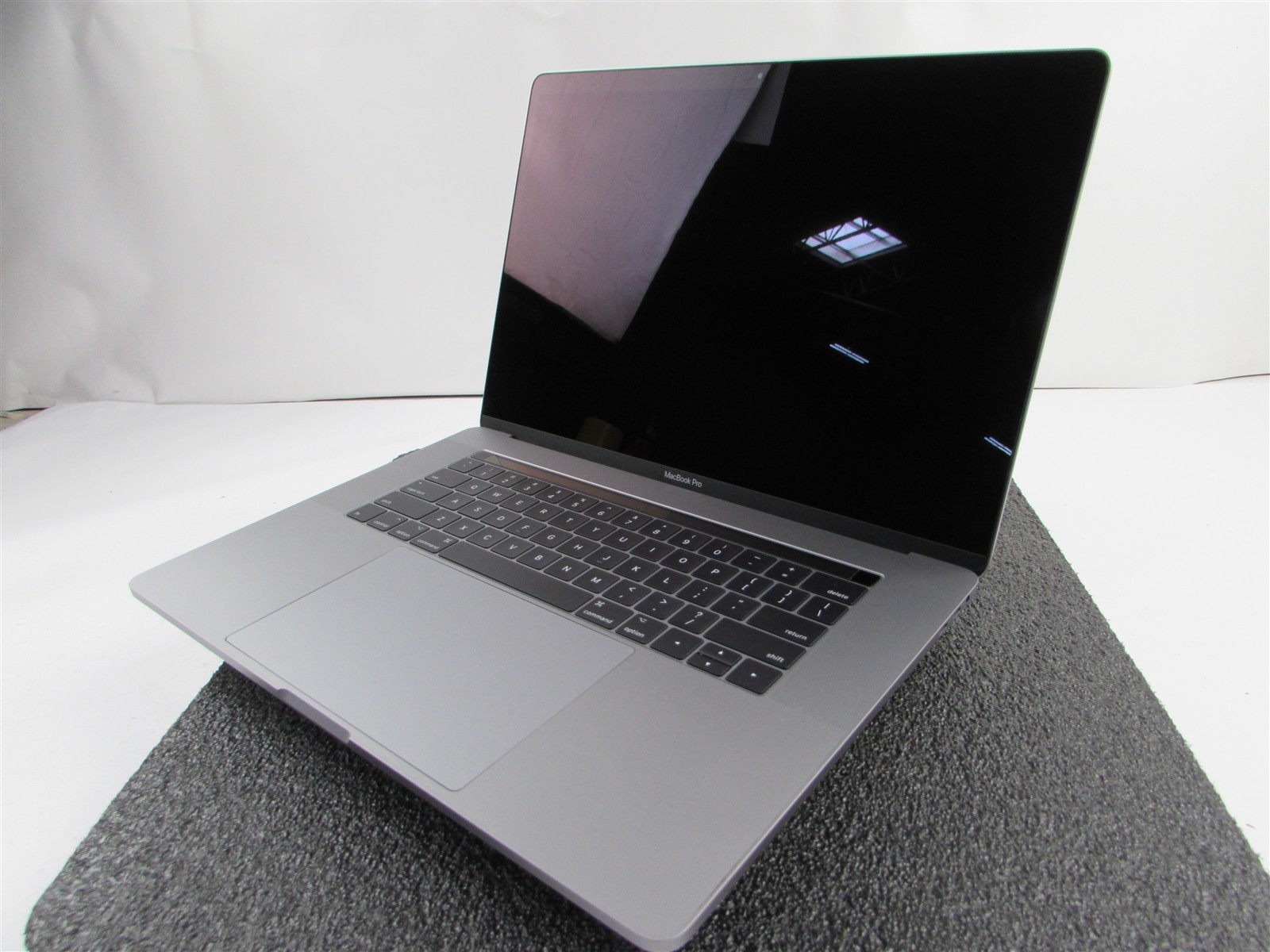 APPLE MACBOOK PRO A1707 2880X1800 I7-7700HQ 256GB SSD 16GB RAM AMD GPU NO O.S