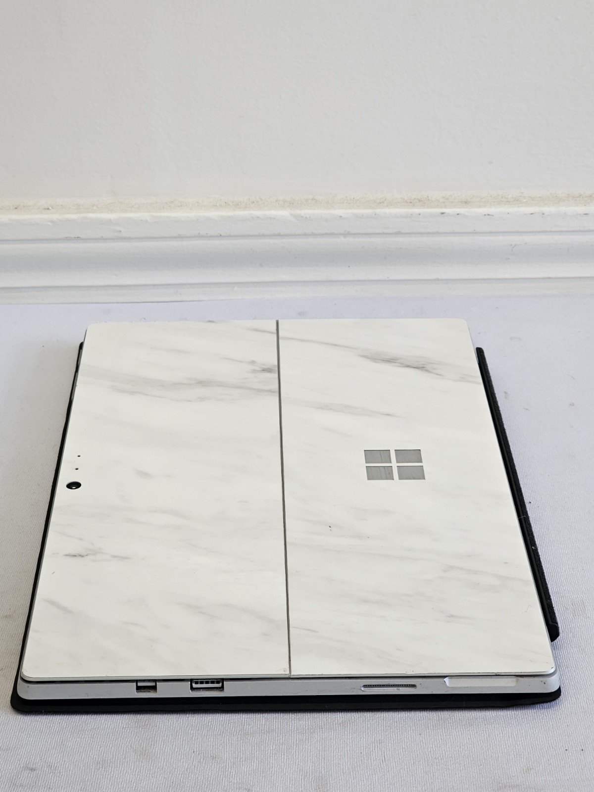 Microsoft Surface Pro 1796 – i5-7300u – 8GB RAM – 128GB SSD – Windows 10 – READ