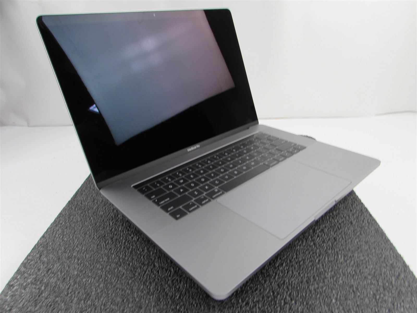 APPLE MACBOOK PRO A1707 2880X1800 I7-7700HQ 256GB SSD 16GB RAM AMD GPU NO O.S