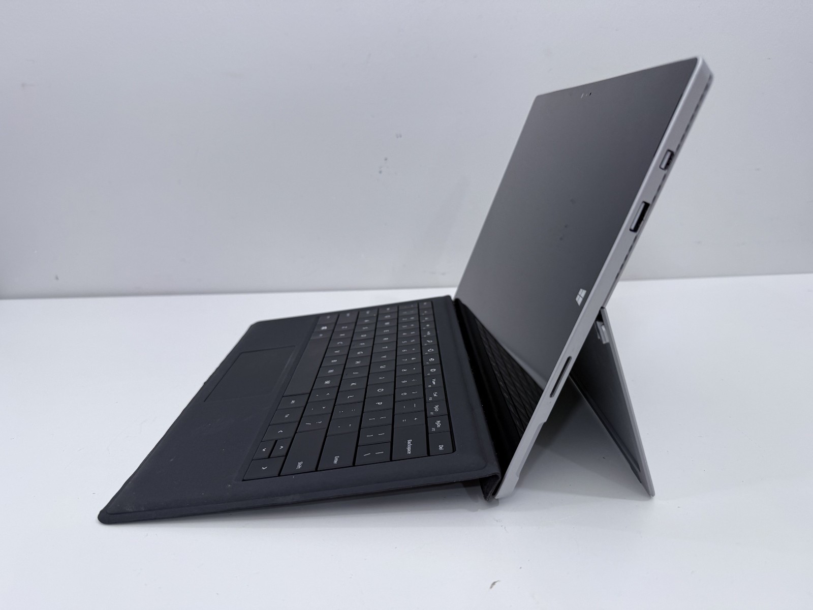 Microsoft Surface Pro 3 i3-4020Y CPU @ 1.50GHz 4 GB RAM 64 GB Win 10 Pro