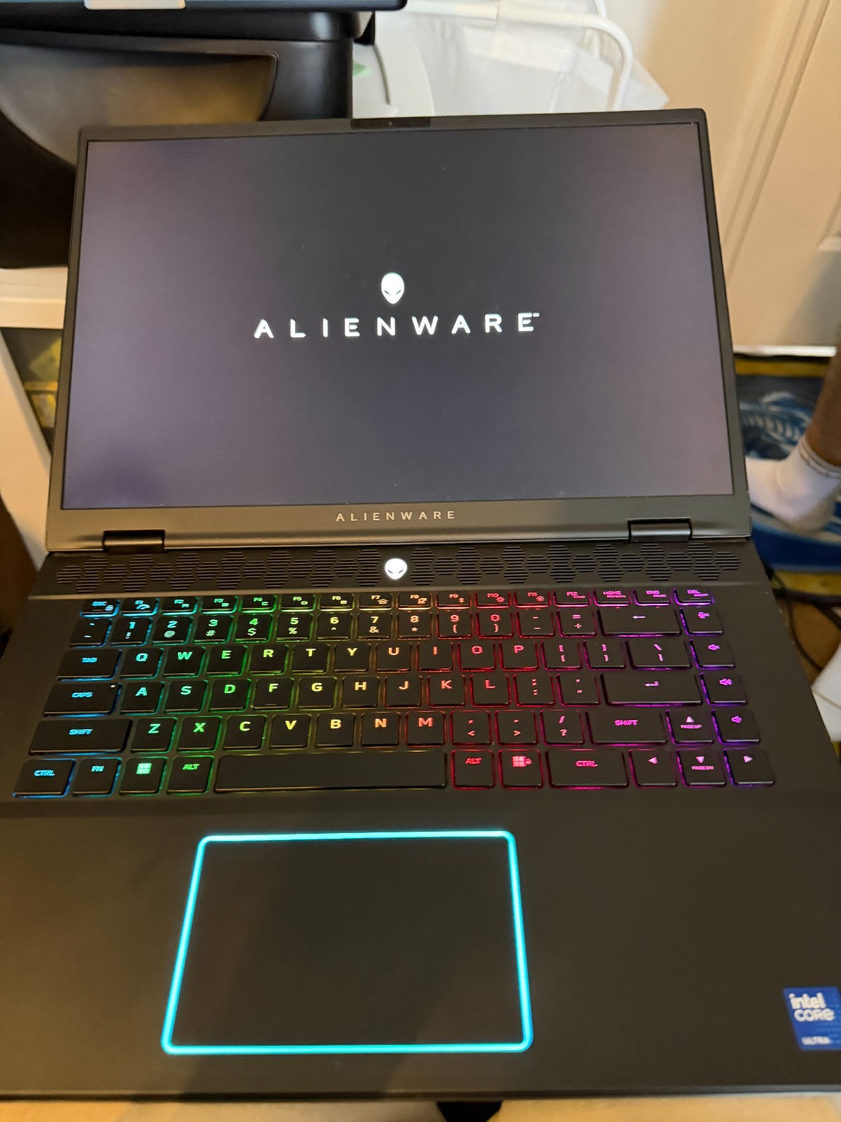 alienware m16 r2 ultra 9 185h 16 cores + Intel AI Boost