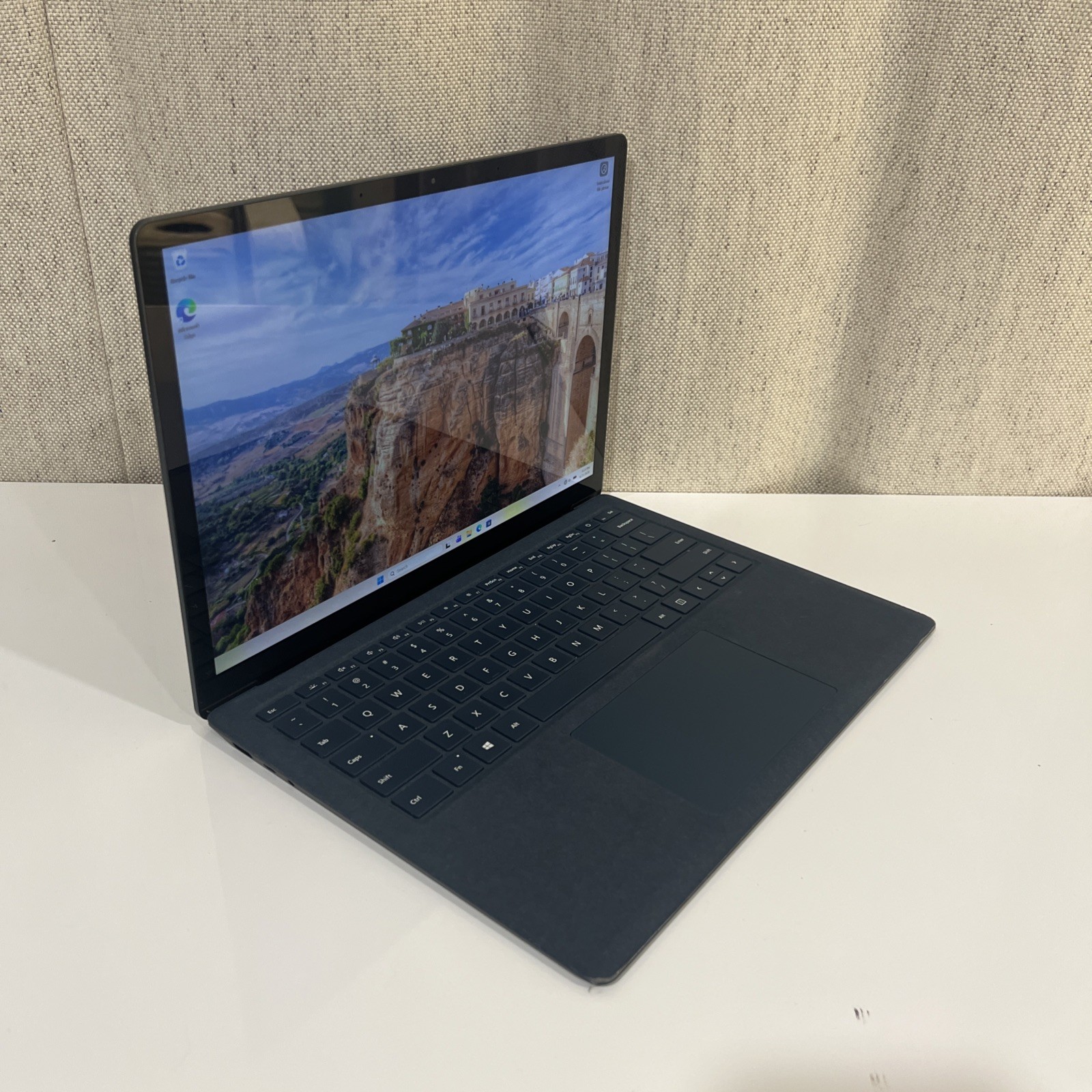 Surface Laptop 3 13.5″ i7/16GB/512GB – Charger Included – Good For: School/Work