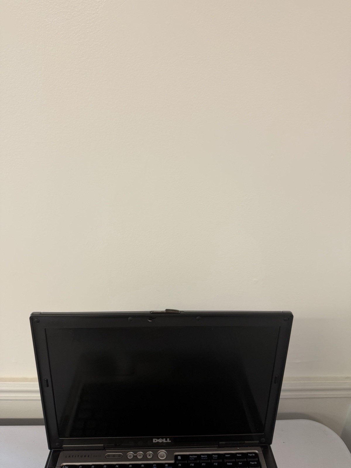 Dell Latitude D630 Laptop – Good Screen – Intel Duo 06FD – RAM 2 GB – Read Des
