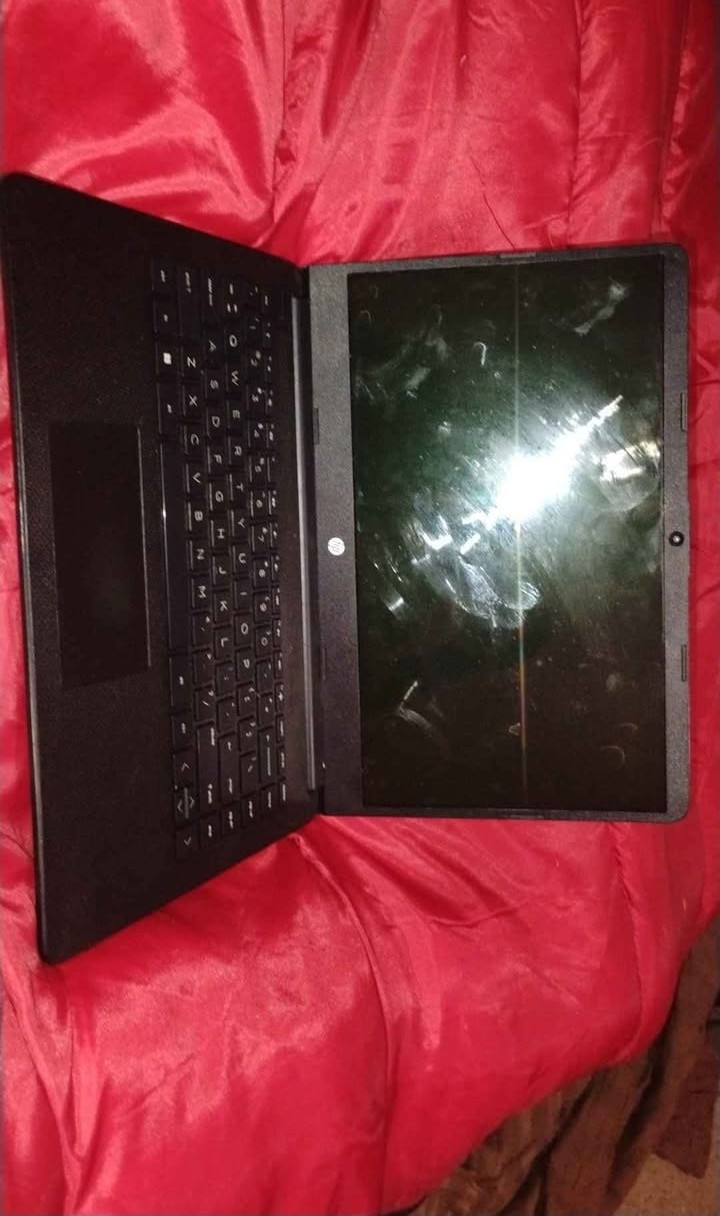 HP Laptop 14-dq0xxx Needs computer charger plugged in to work comes with charger