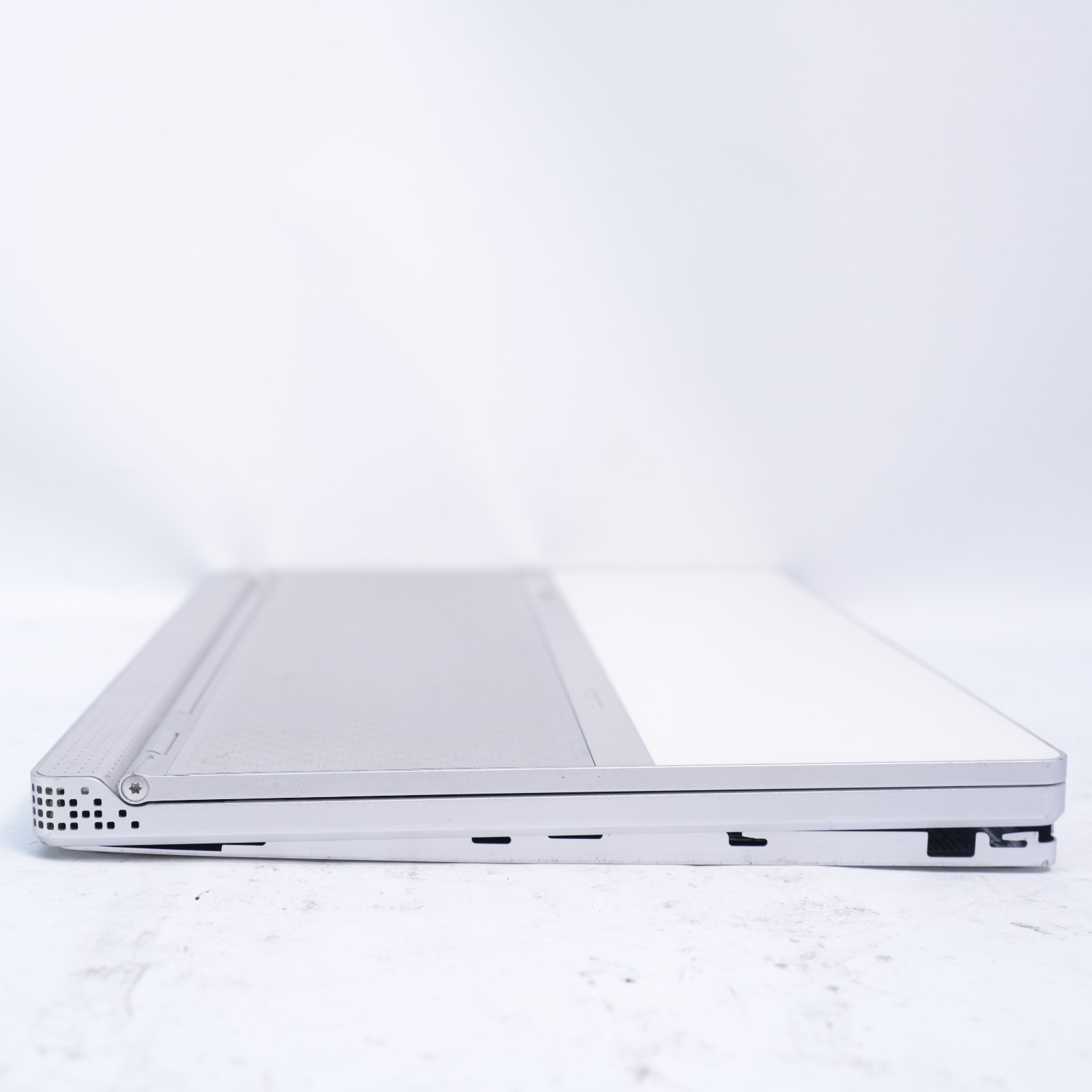 Dell Adamo 13″ INTEL CORE 2 DUO 4GB RAM 256GB SSD Laptop 2008 *PARTS* T12-D8