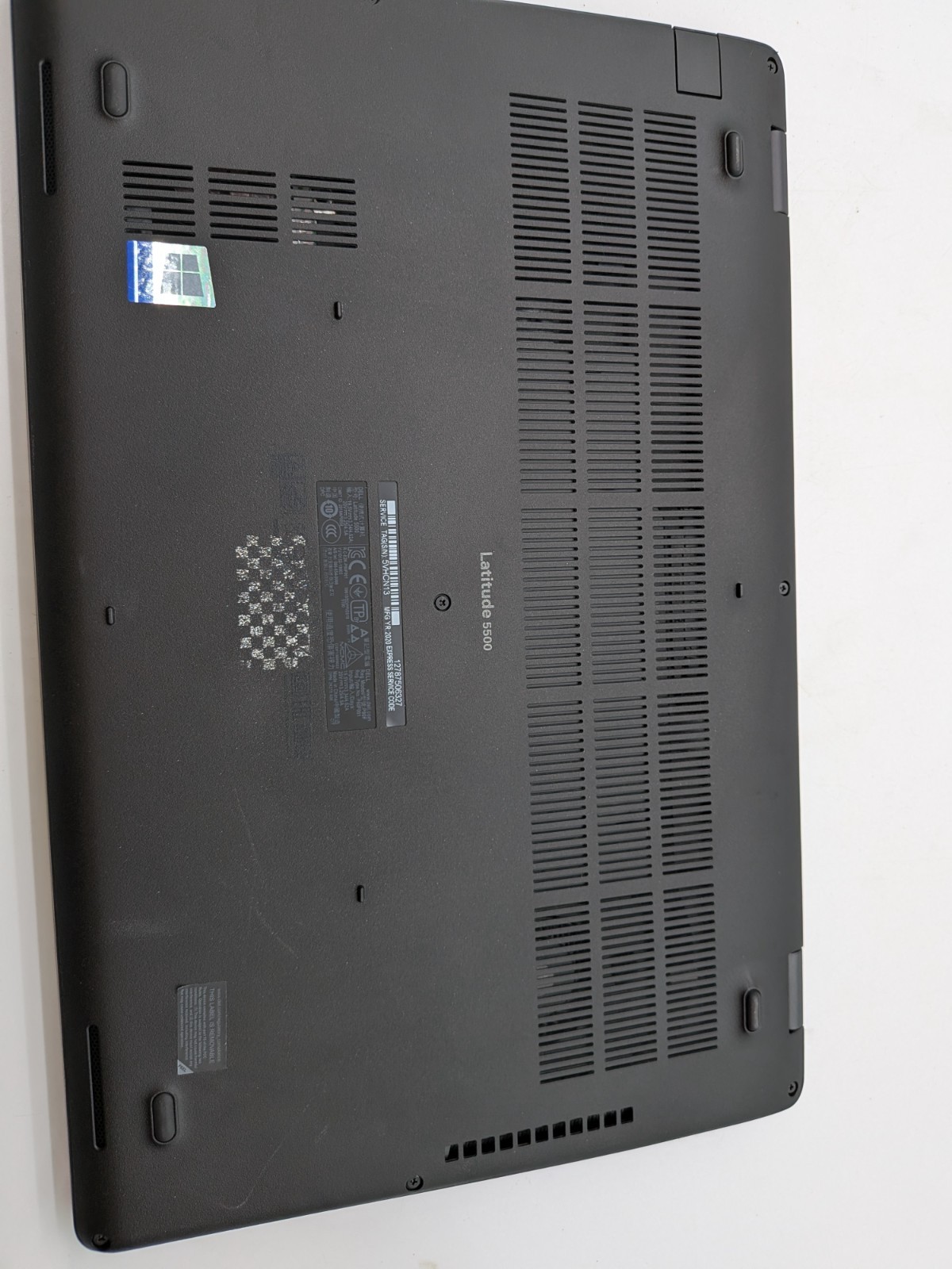 Dell Latitude 5500 15″ i5-8265U 1.60GHz | NO RAM, SSD, Screen. FOR PARTS ONLY!