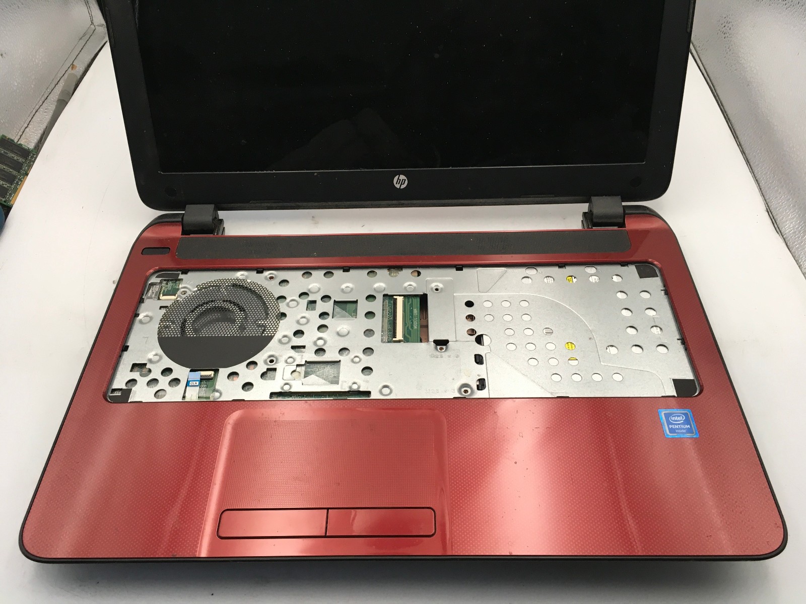 HP 15 F272WM – FOR PARTS/NO POWER – INTEL PENTIUM – NO RAM – NO OS – READ – BB !
