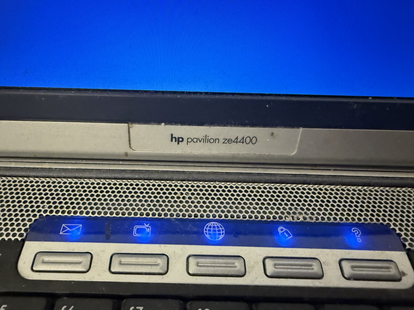 HP Pavilion ze4400 Laptop XP Pro AMD Athlon XP 2200+ 960MB RAM 30GB HDD