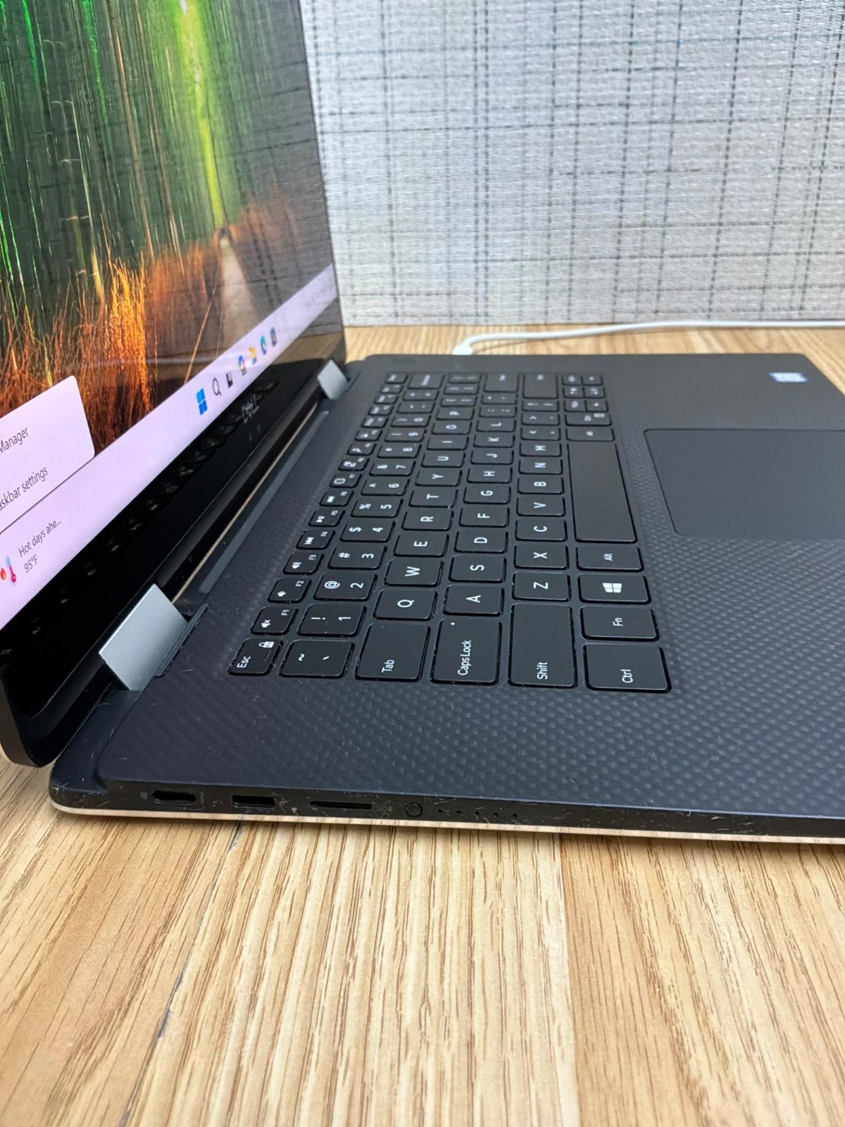 Dell XPS 15 9575 2-in-1 i7-8705G 16GB 256GB SSD 4GB Radeon Vega Touch Laptop