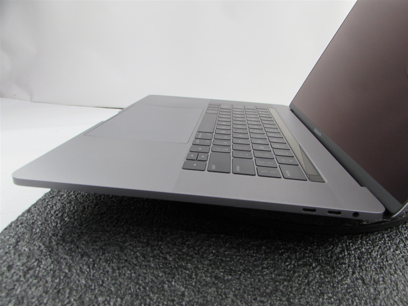 APPLE MACBOOK PRO A1707 2880X1800 I7-7700HQ 256GB SSD 16GB RAM AMD GPU NO O.S