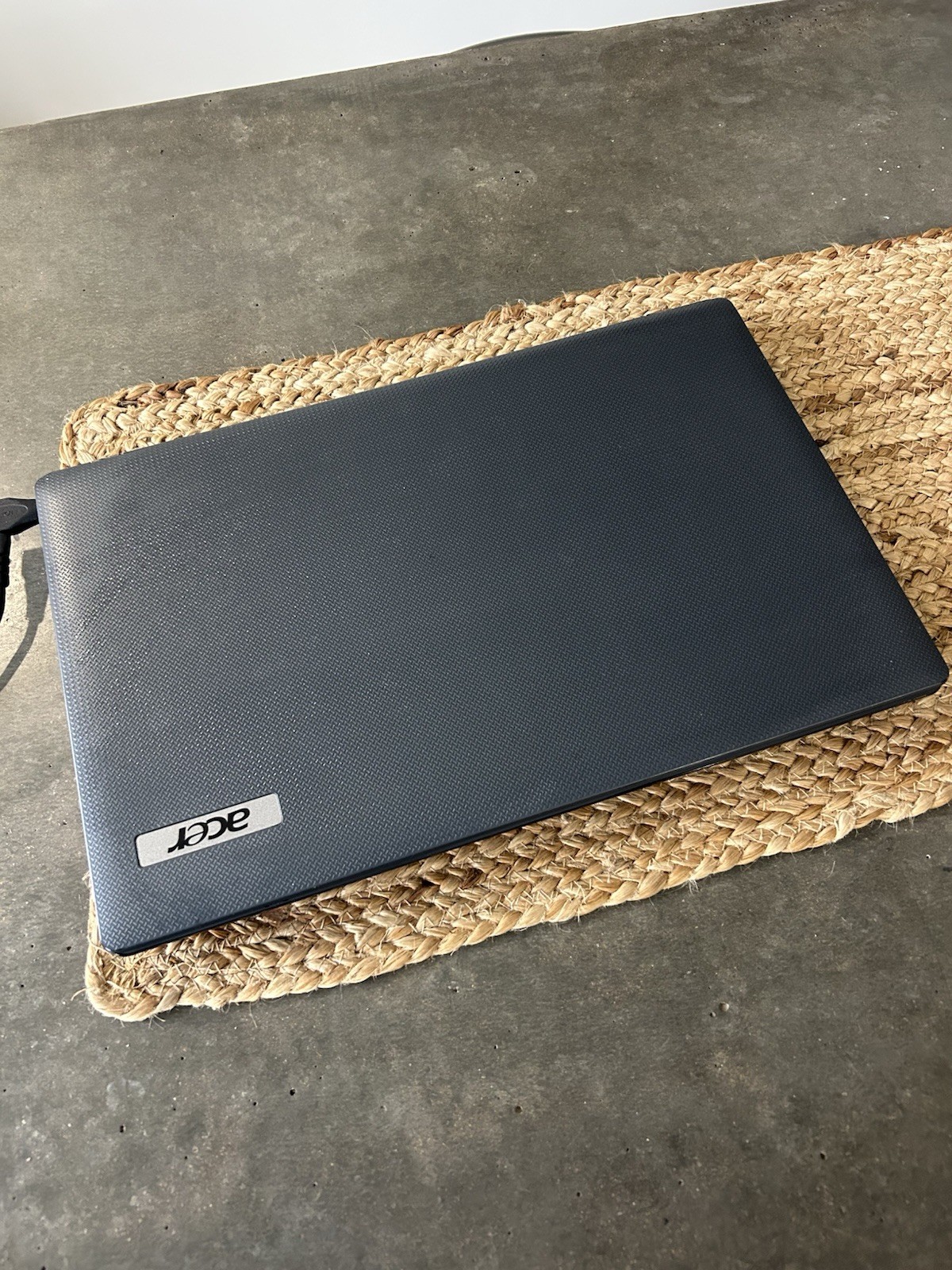 Acer Aspire 5733Z-4851 Laptop No Battery Or Charger Works