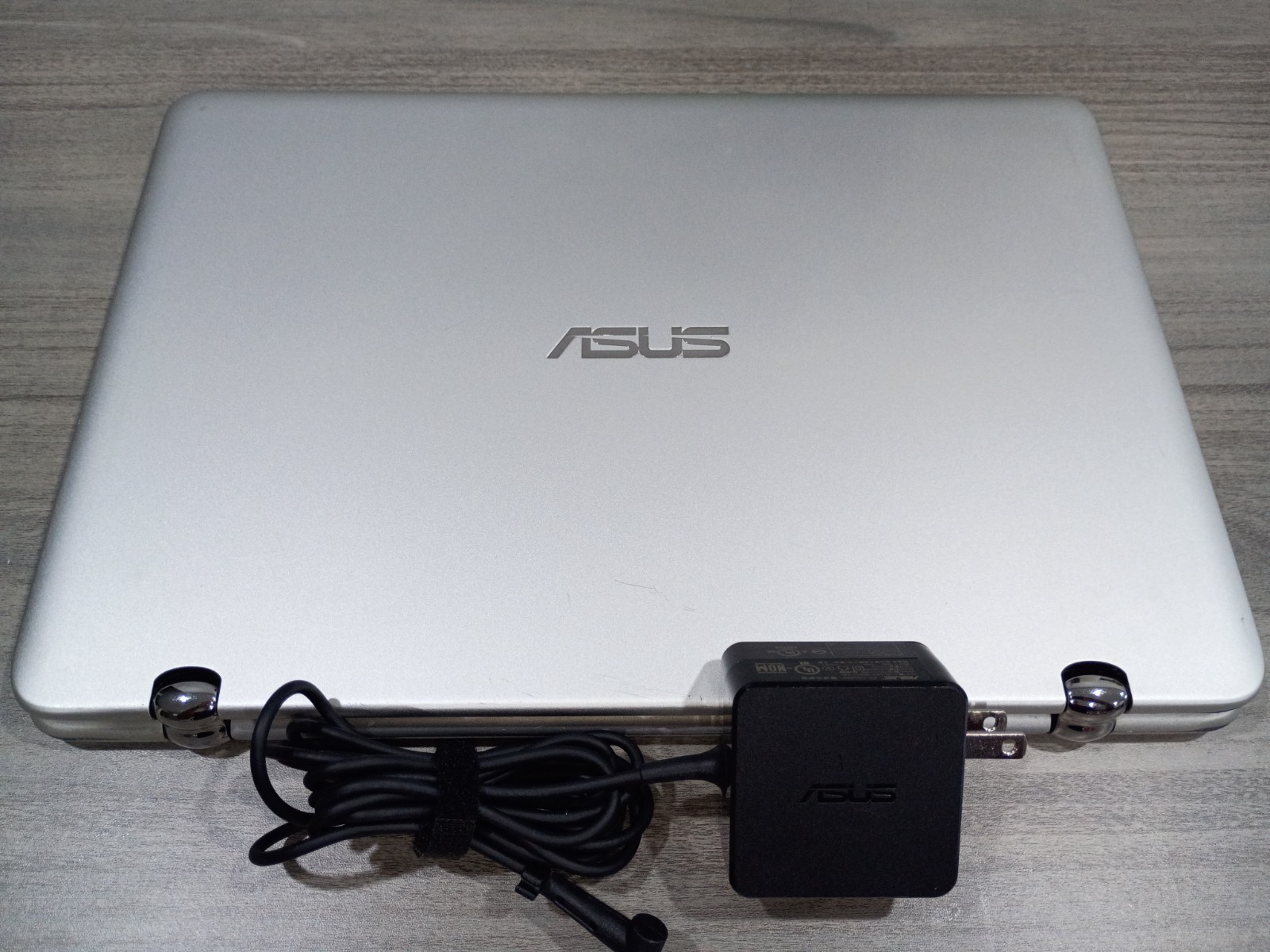 ASUS Q304UA 13.3″ Transformer Flip Core i5 256GB SSD Full HD Backlit Keys Win11