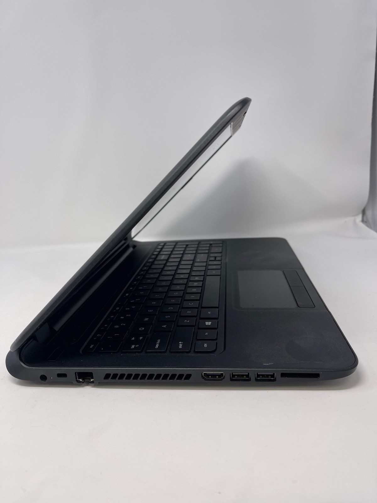 Broken HP NoteBook 15-F387WM 15.6″ A8-7410 2.2GHz 4GB RAM 512GB HDD Read