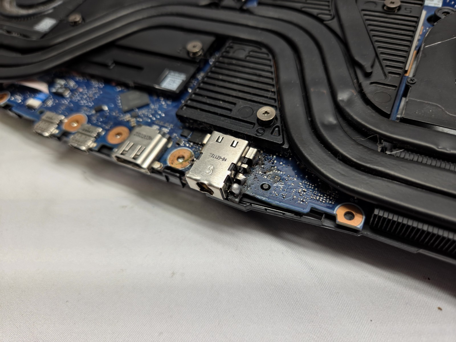 Acer Predator Helios 16 240Hz QHD+ i7-13700HX RTX 4070 Gaming Bad Motherboard