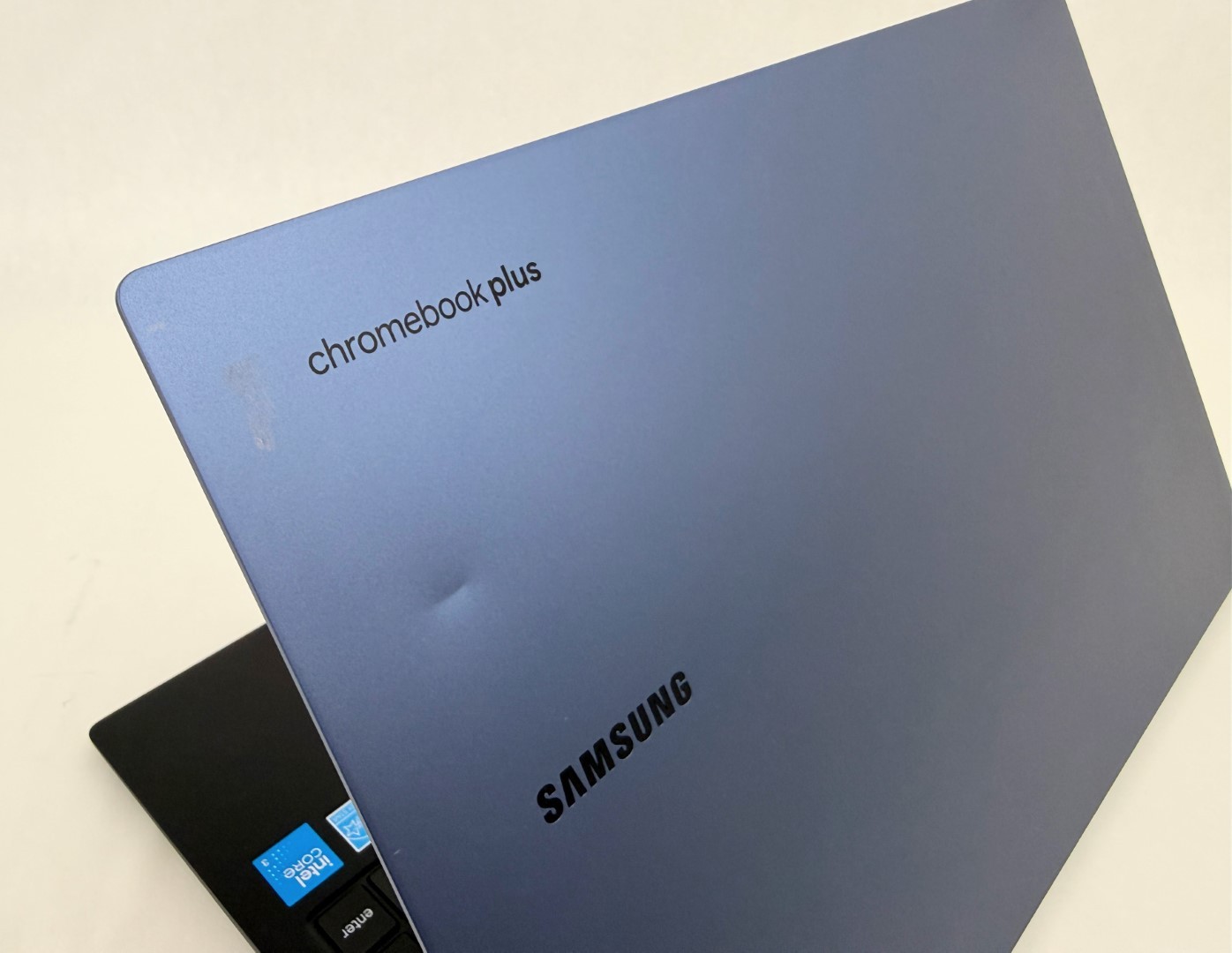 Samsung Chromebook Plus 15.6″ FHD AMOLED Core 3 100U 8GB 256GB Google AI – Dent