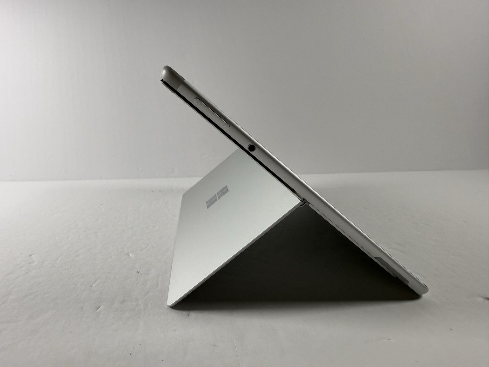 Microsoft Surface Pro 8 (1982) i5-1145G7 – 16GB RAM – 256GB 120Hz – Win 11 Pro