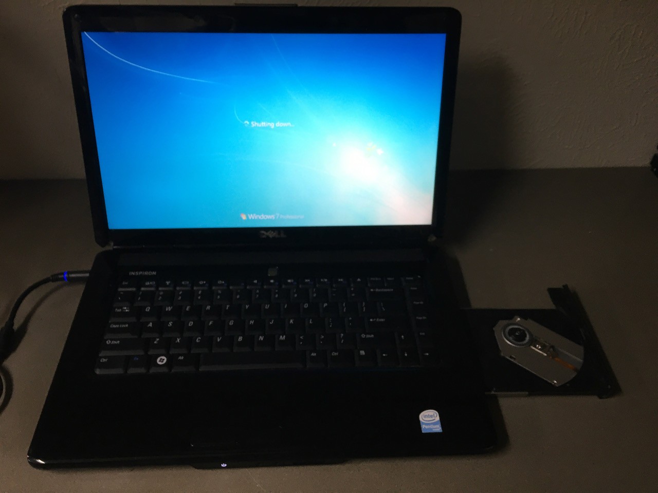 Dell Inspiron 1545 Pentium Dual-Core T4200 2GB 250GB Windows 7 Pro Optical DVD