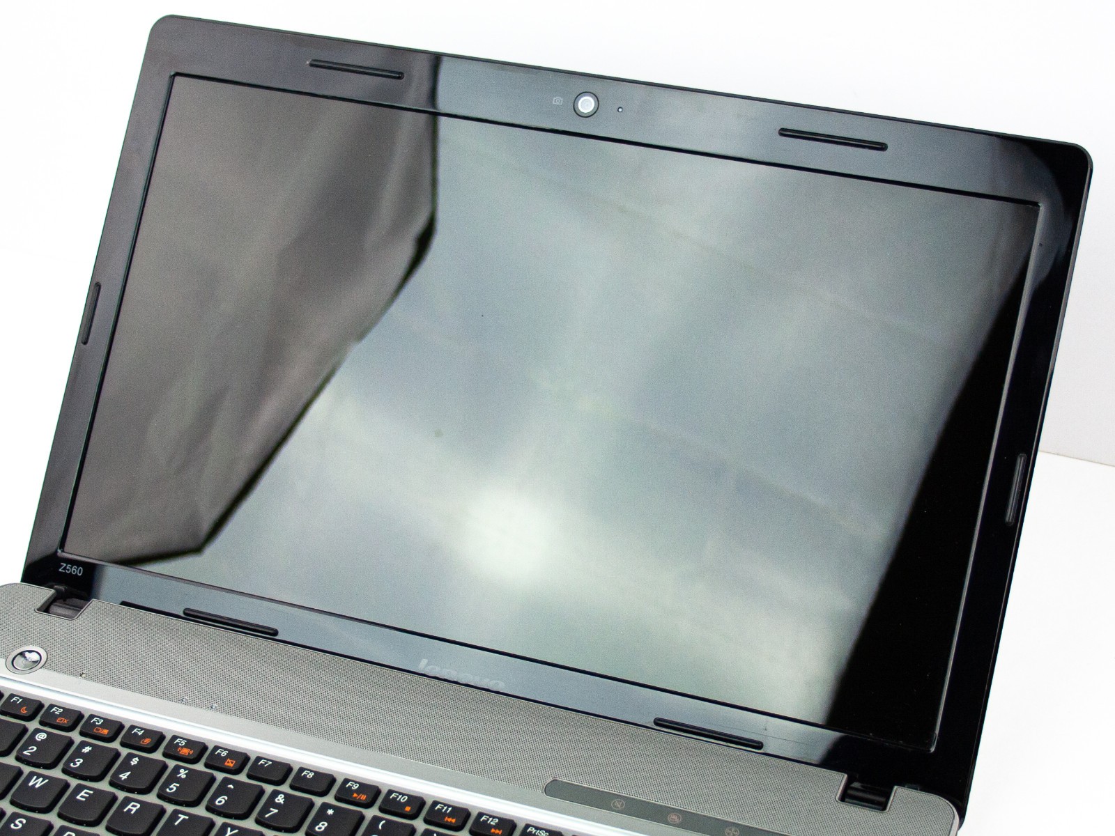 Lenovo IdeaPad Z560 15.6″ Laptop Intel i3 M380/2.53GHz/4 GB RAM/320GB HDD/Win 7