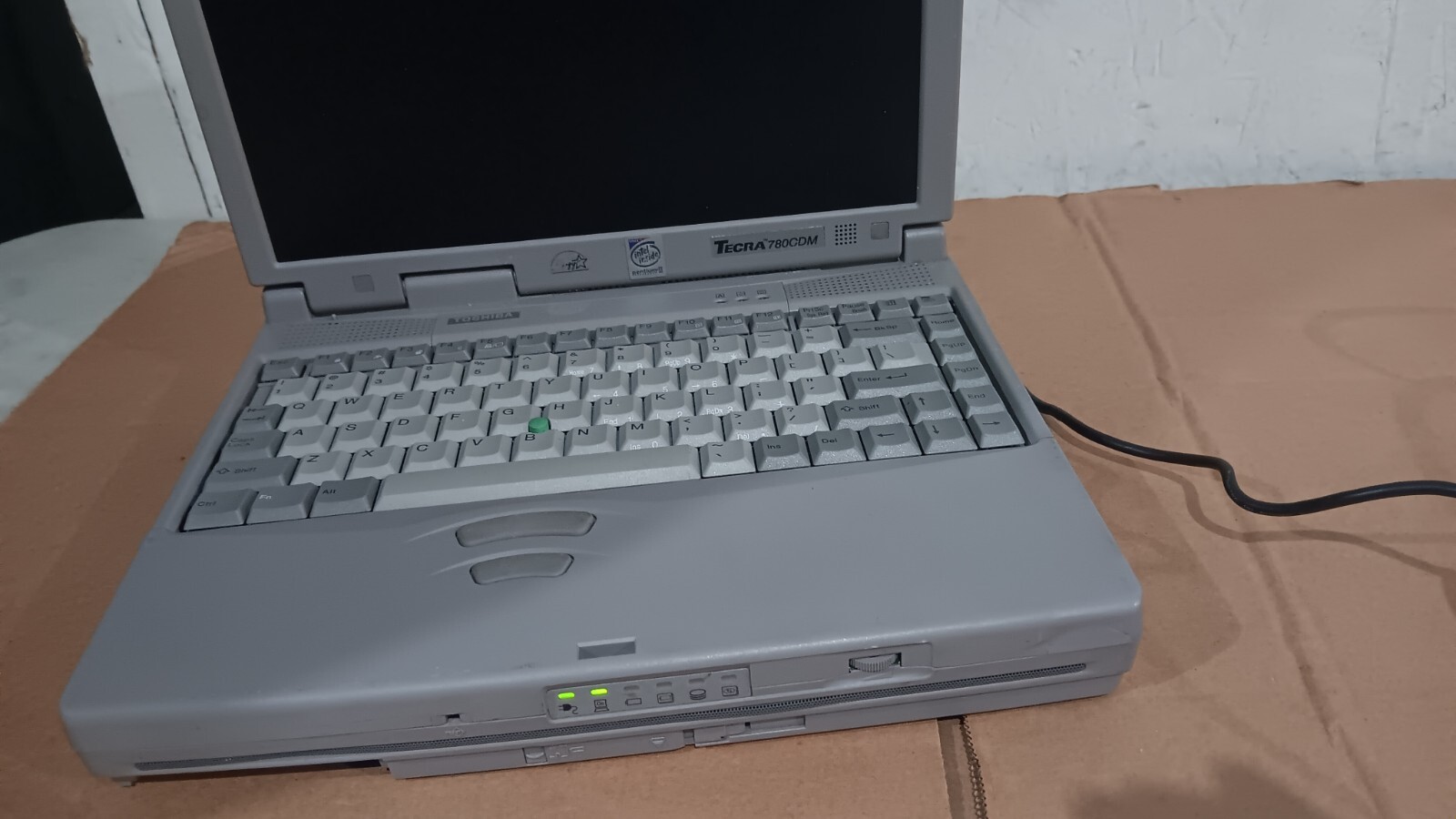 Vintage Retro Toshiba Tecra 780CDM Laptop Intel P2 @ 266 MHz 13.3″ LCD Screen CD