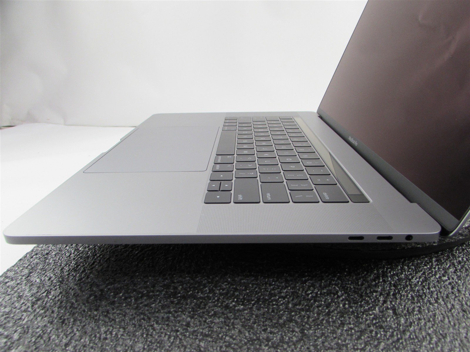 APPLE MACBOOK PRO A1707 2880X1800 I7-7700HQ 256GB SSD 16GB RAM AMD GPU NO O.S