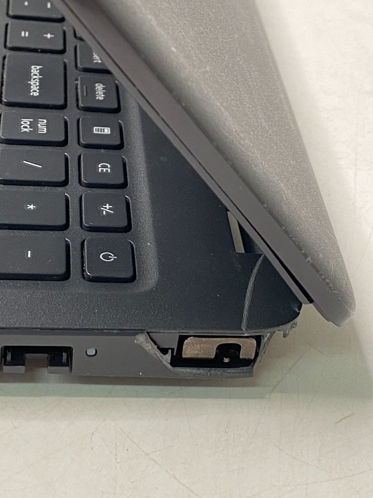 Dell Latitude 3510 15.6″ i5-10210U 4GB DDR4 No OS/SSD – Broken Corner PARTS