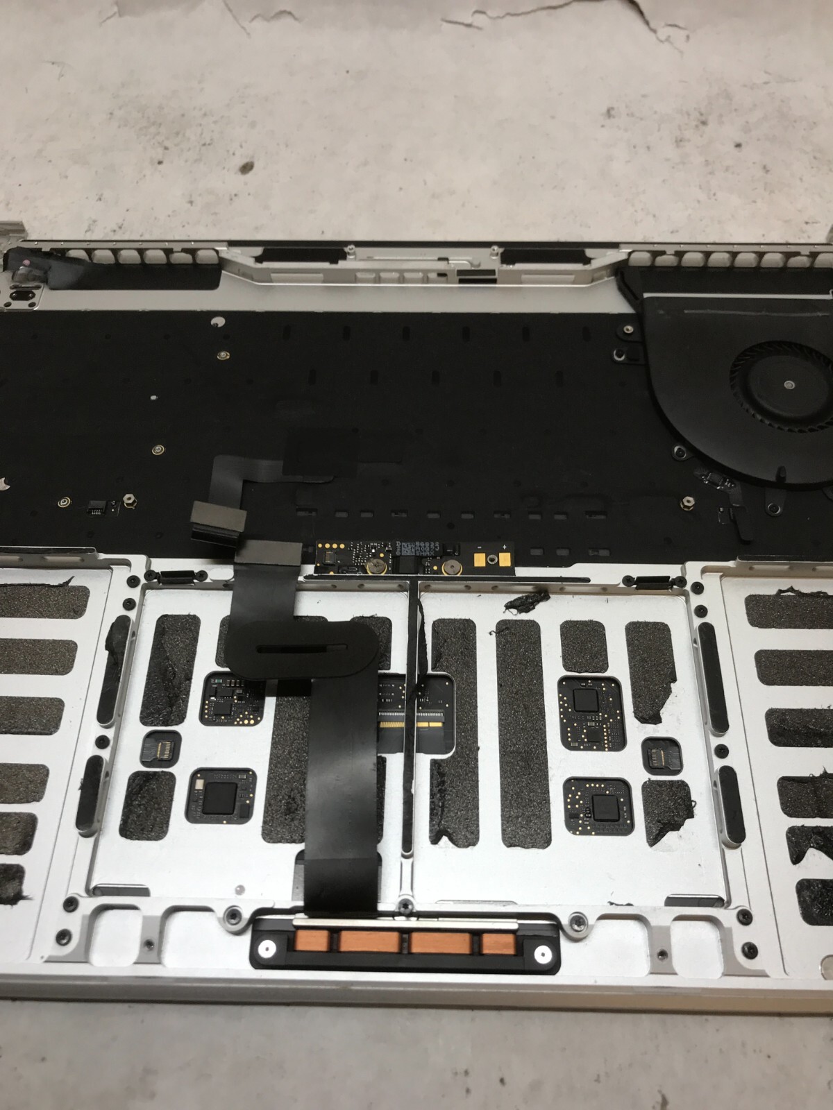 Apple MacBook Pro Touch/2018 A1990 Palmrest NO MOTHERBOARD For Parts/Repair – DW