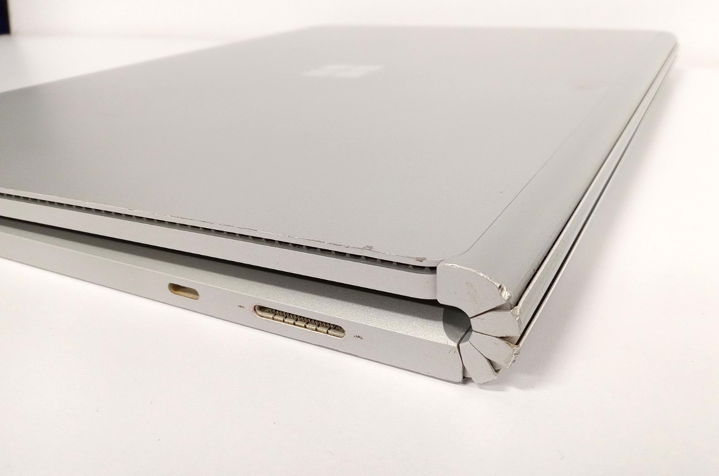 Microsoft Surface Book 2 1703 15″ (256GB SSD, i7 8th Gen, 16GB) -FOR PARTS, READ