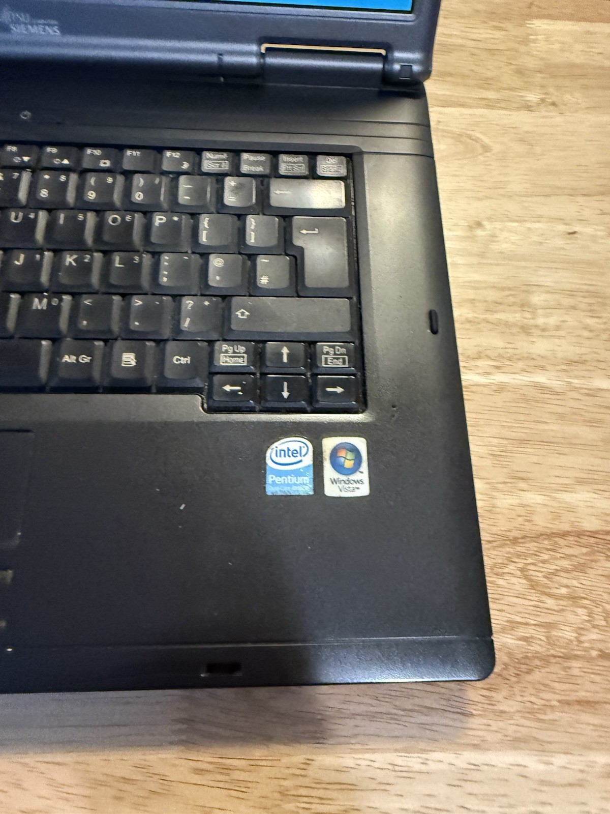 Fujitsu Siemens Esprimo Mobile V5535 Laptop T2370 Windows XP 2GB Needs Reset