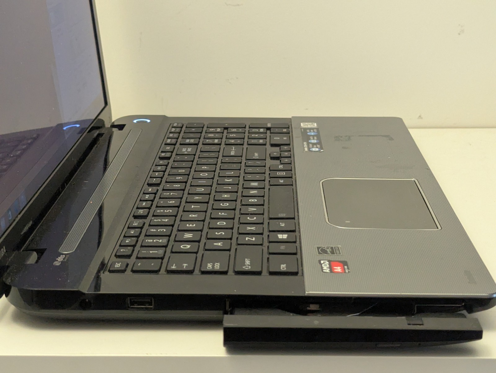 Toshiba L75D-A7283 17.3″ Laptop w/ AMD-A4 5000, 6GB RAM, 750GB HD, Win 8.1
