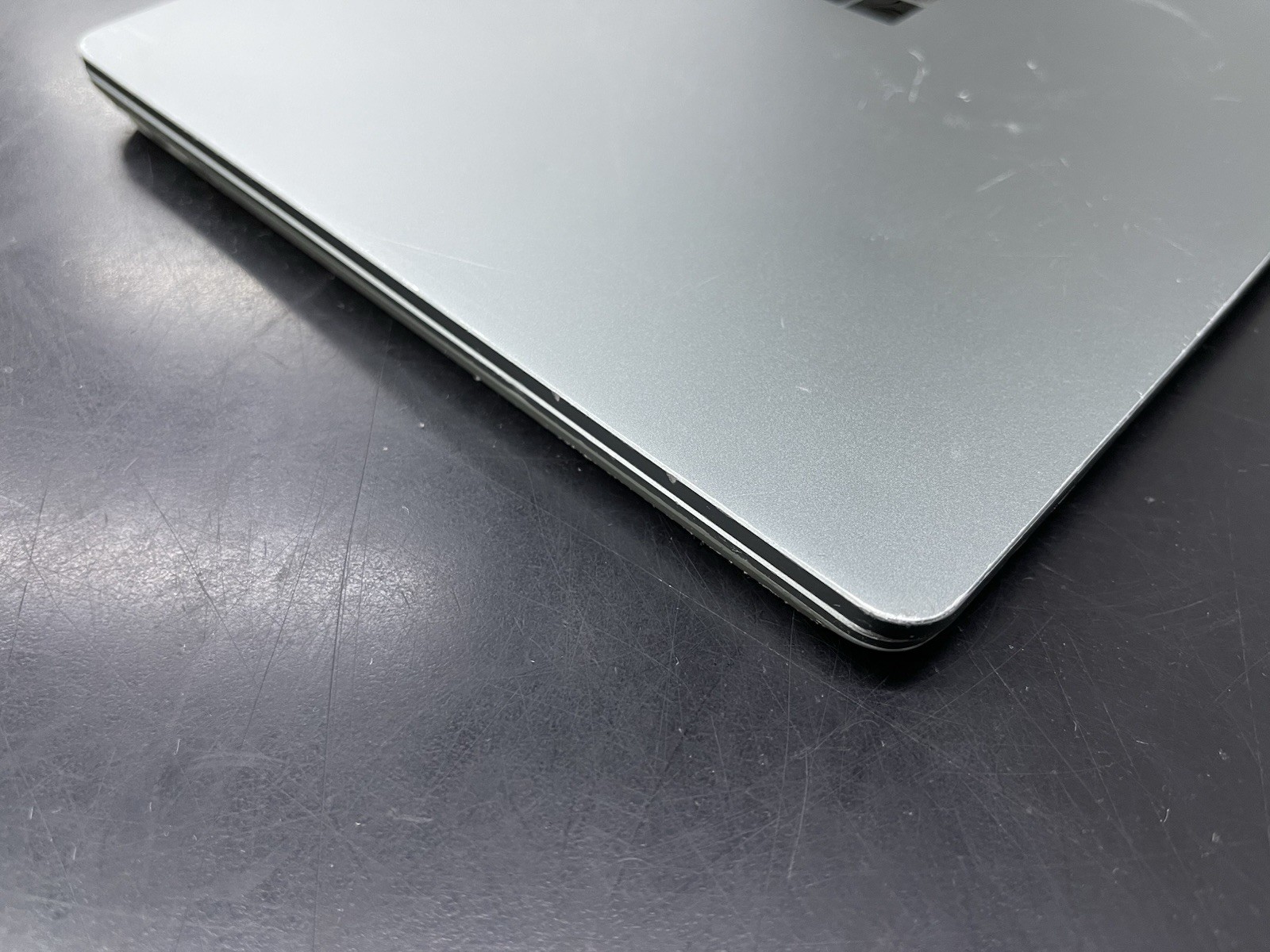 Microsoft Surface Laptop Go 2 12.4″ i5-1135G7 2.4Ghz 8GB 128GB Crack in Screen