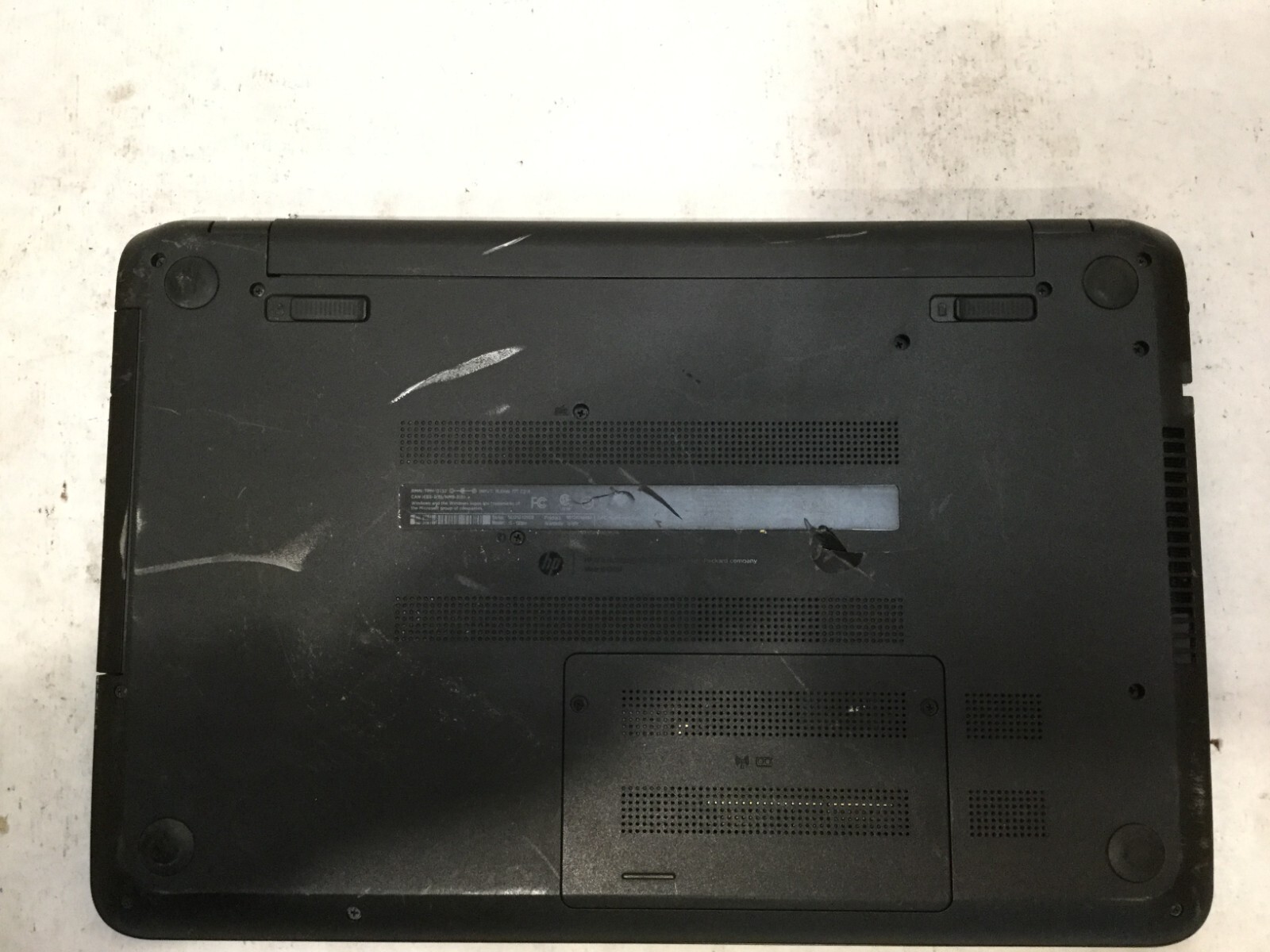 HP 15-f305dx / AMD A6-5200 @ 2.00GHz / (CRACKED SCREEN/MISSING PARTS!) -MR