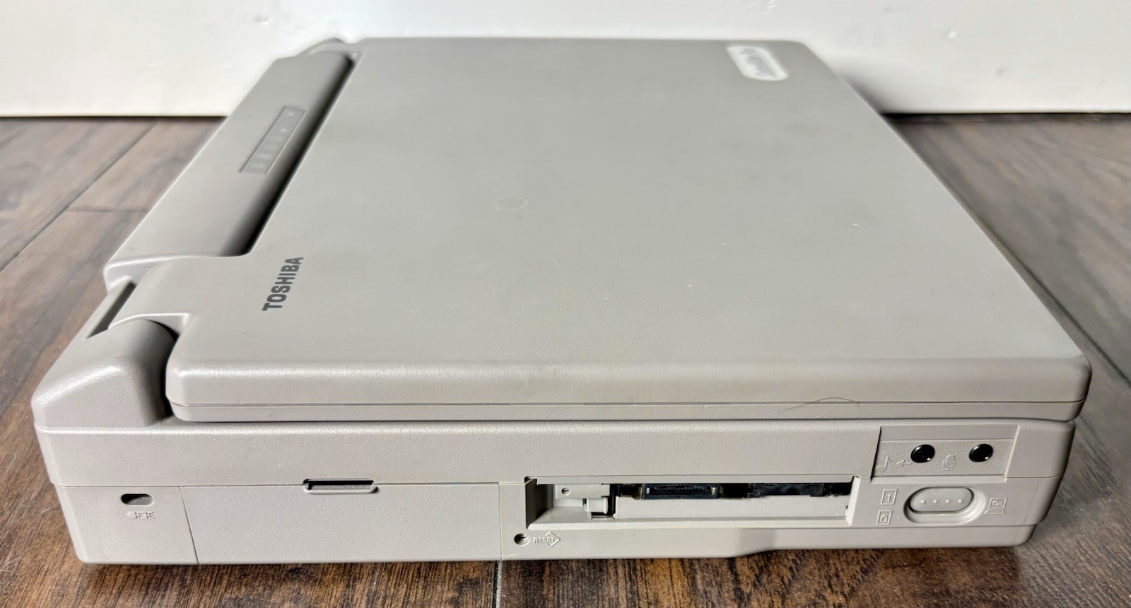 Vintage Toshiba Satellite Pro 430CDT Pentium 120MHz/1.26GB Processor TESTED/READ