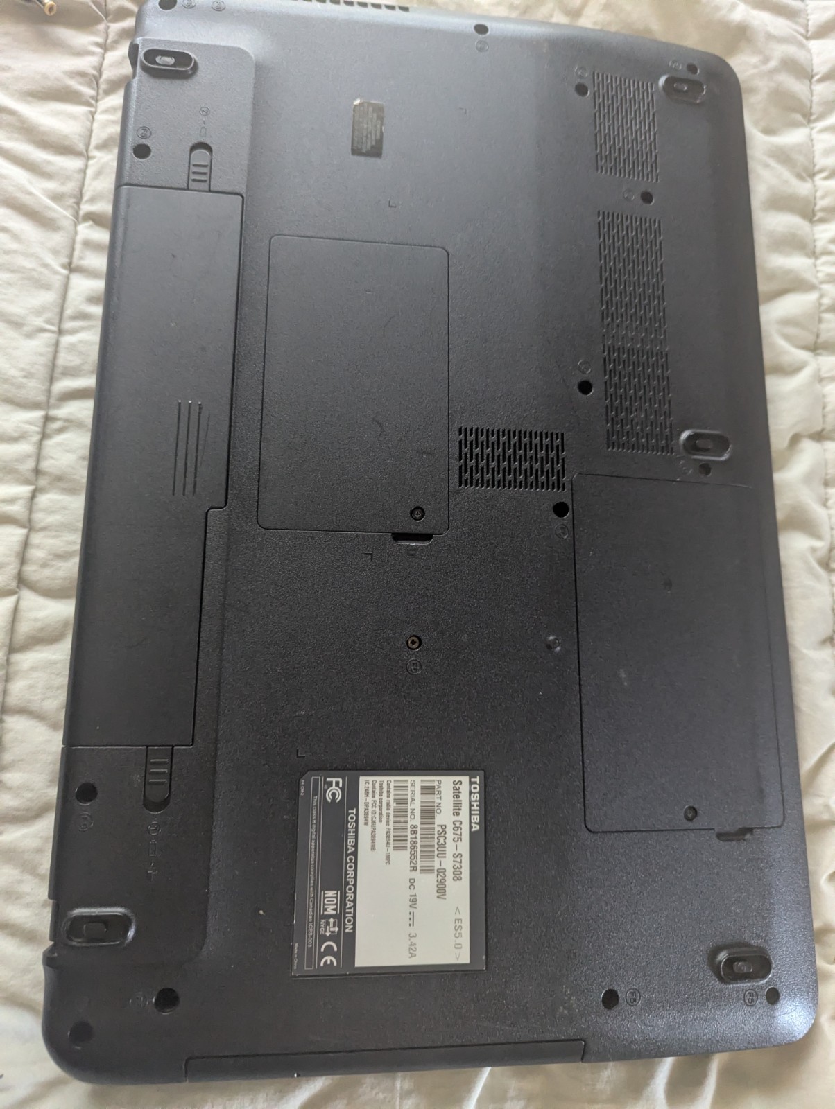 Toshiba Satellite C675 – S7308 Laptop (Cracked Screen, No RAM, No HDD)