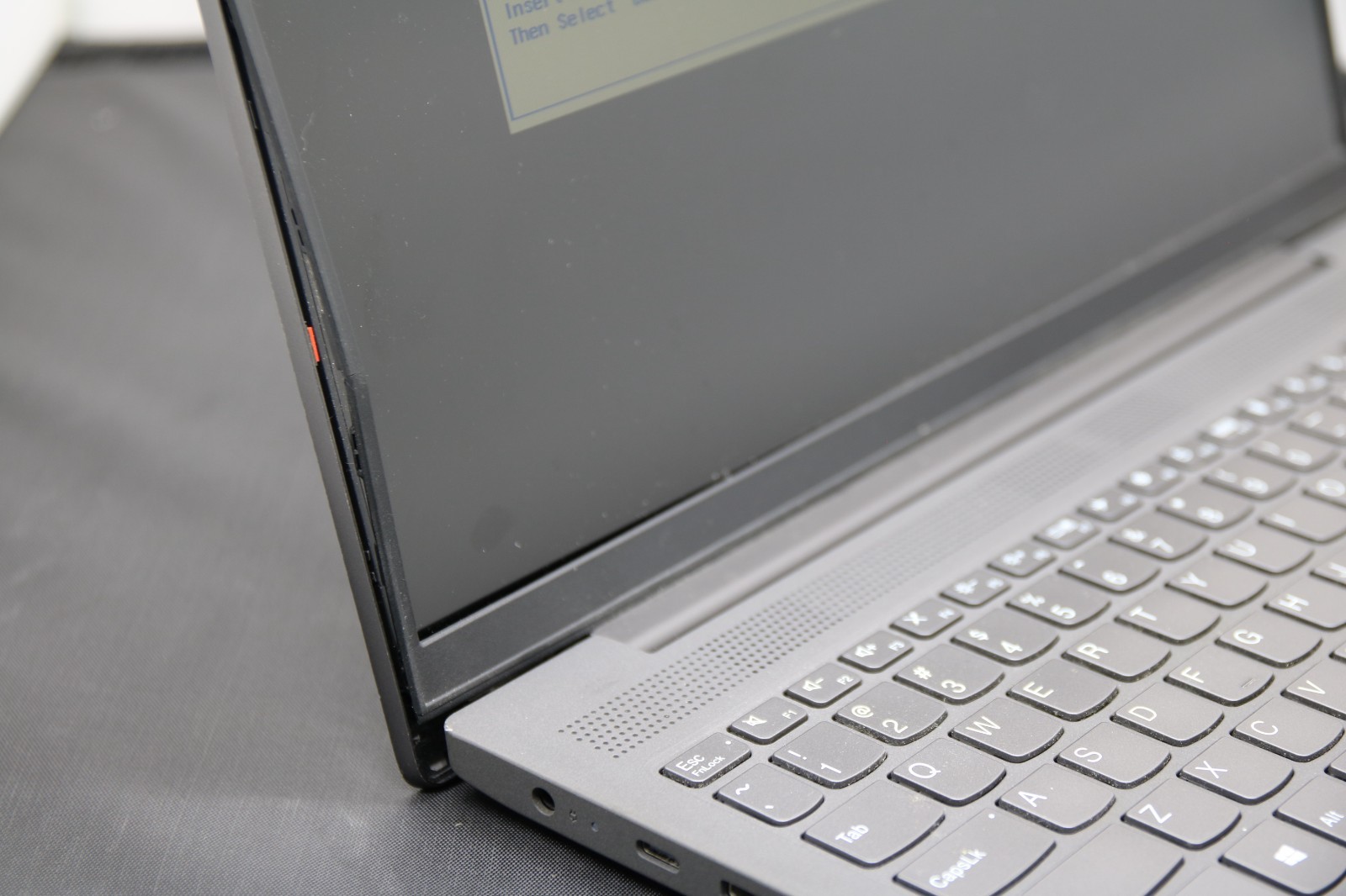 Lenovo IdeaPad 5i 15IIL05 15.6″ – i5-1035G1, No RAM No SSD, Broken Hinge